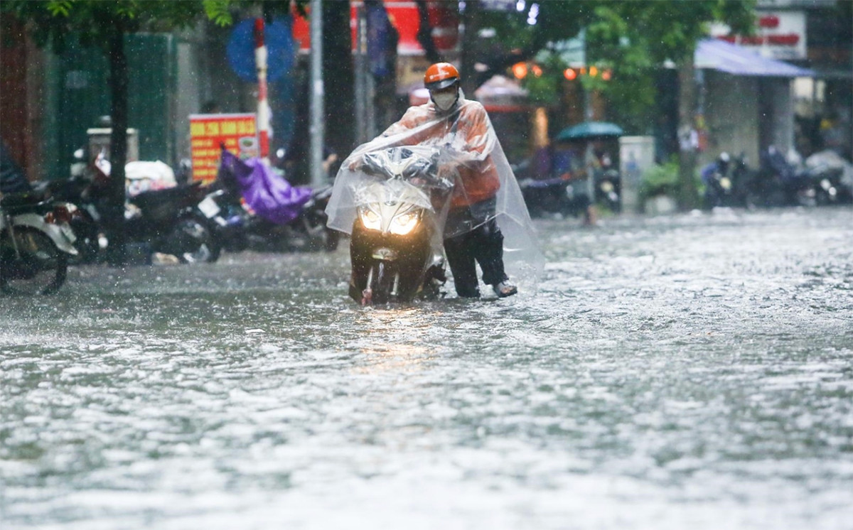 Hà Nội mưa lớn, nguy cơ ngập úng loạt tuyến phố và dự báo thời tiết 10 ngày