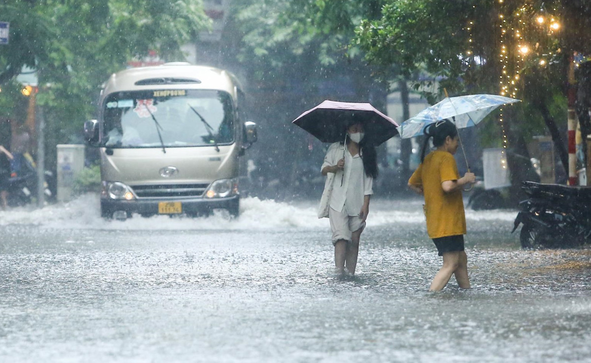 Mưa xối xả nhiều giờ, 10 tỉnh nguy cơ sạt lở cao, cảnh báo có lũ