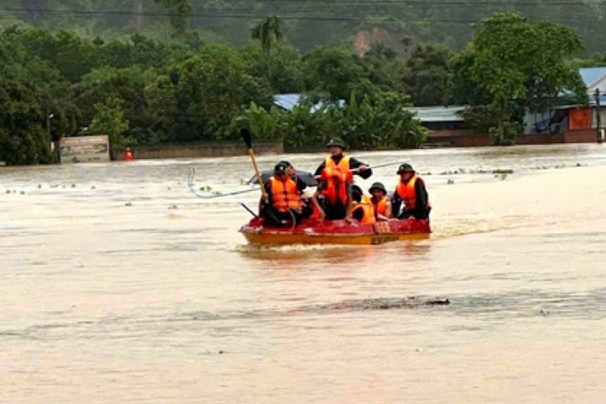 Hàng trăm hộ dân phải sơ tán do mưa lũ, nhiều nơi ngập sâu