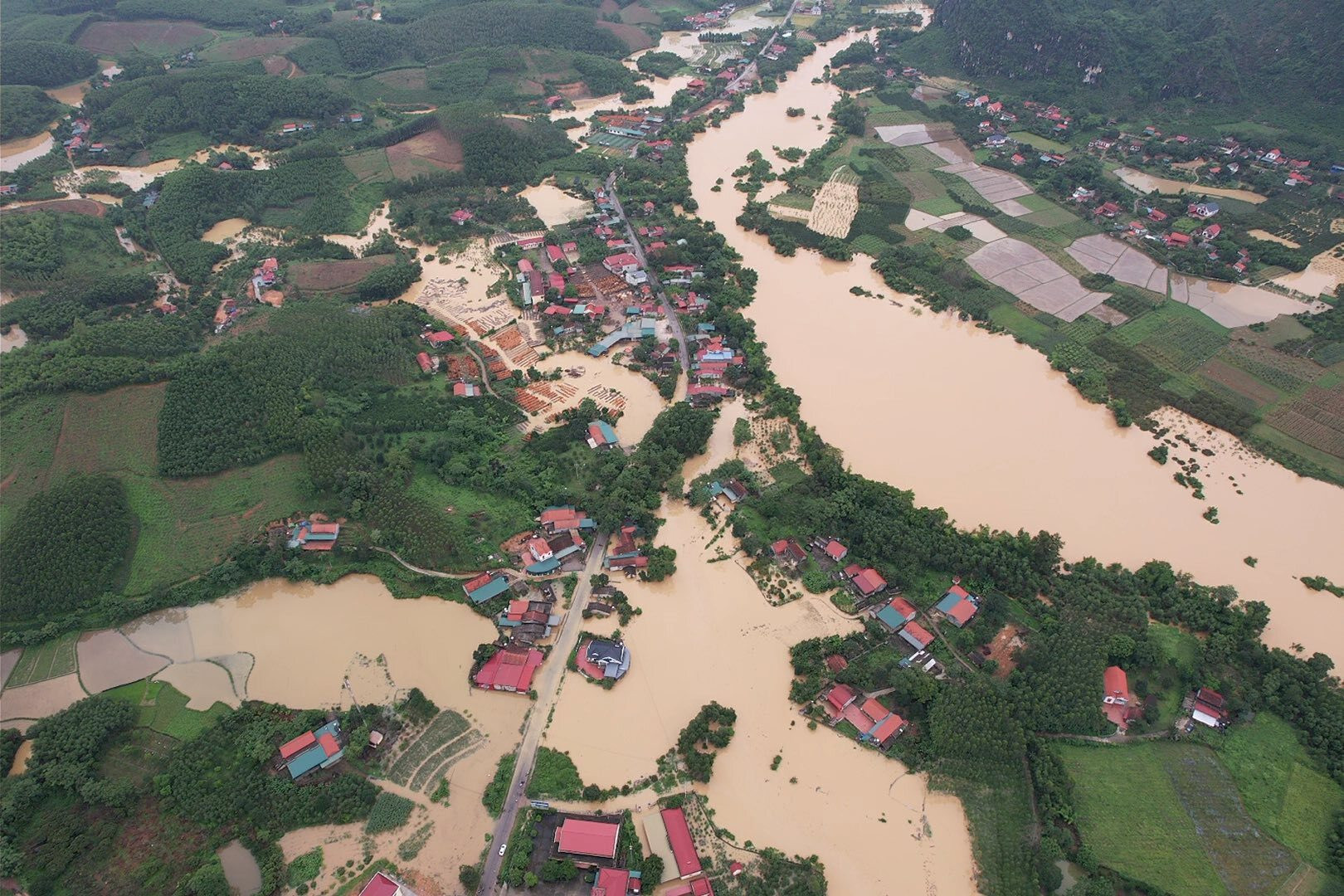 Miền Bắc và miền Trung trải qua tháng chính hè mưa nhiều hiếm gặp