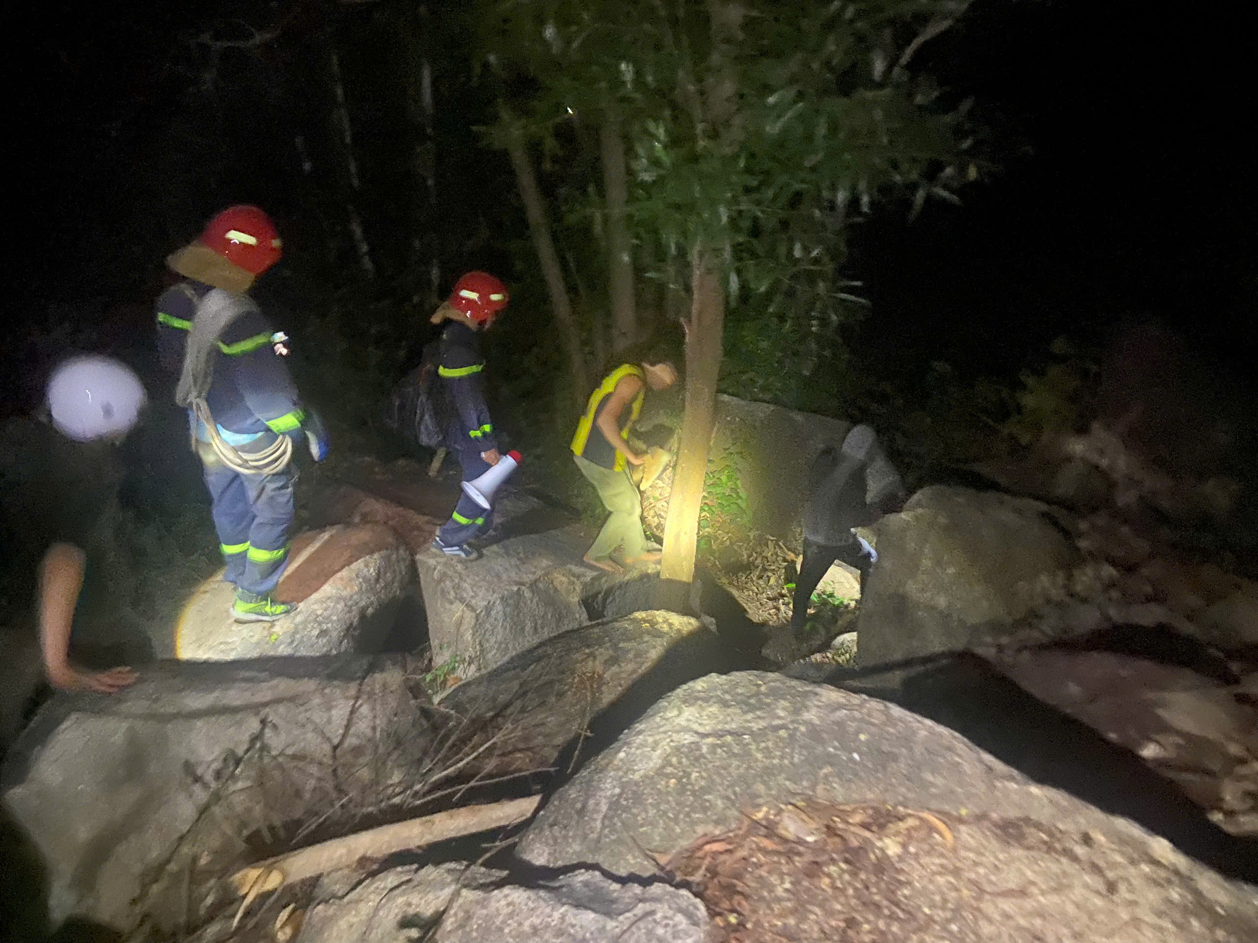 3 người bị lạc khi leo núi ở Khánh Hoà