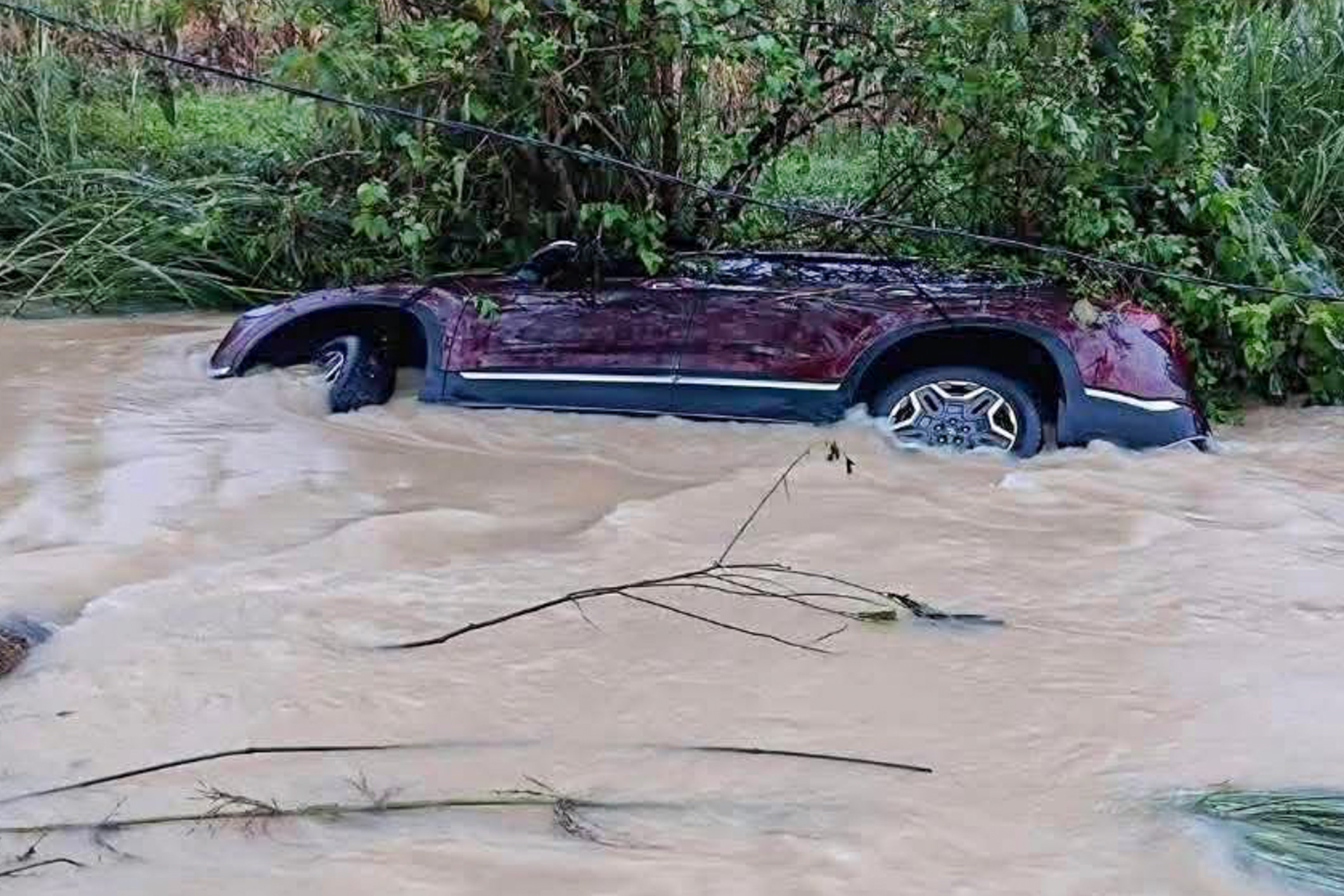 Ô tô chở 5 người bị lũ cuốn trôi ở Tuyên Quang