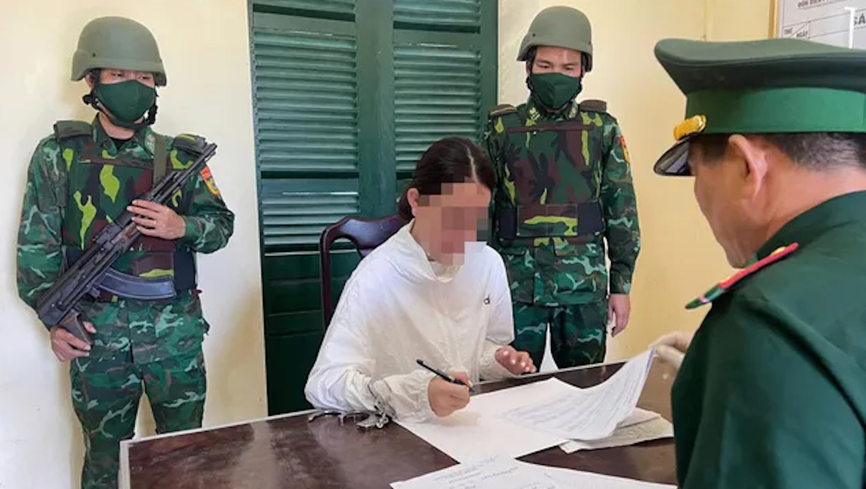 'Hot girl' ở Quảng Bình cùng đồng phạm buôn ma túy trên xe Mercedes tiền tỷ