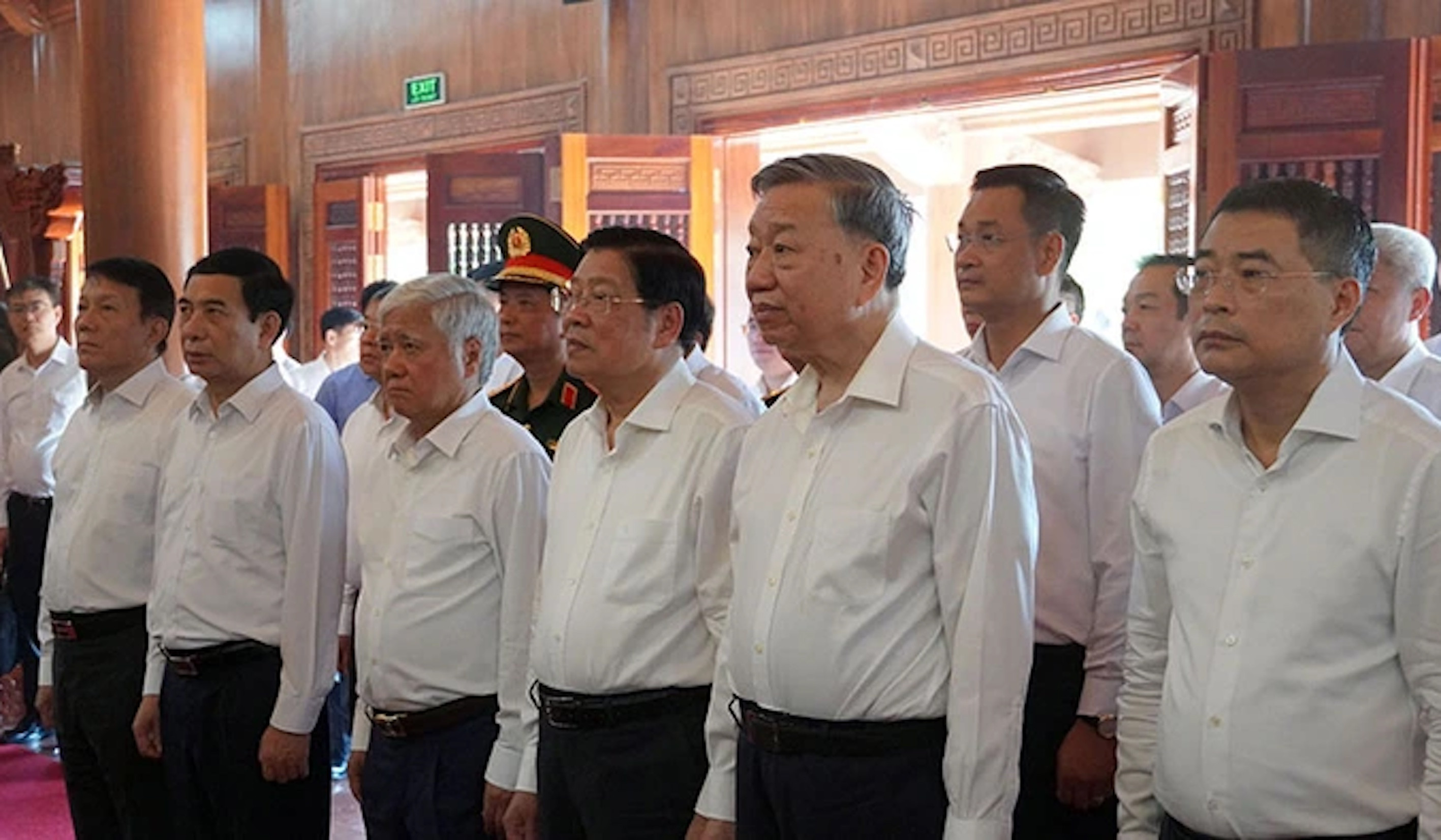 Tổng Bí thư Tô Lâm dâng hương tưởng niệm Bác Hồ và các Anh hùng liệt sĩ tại Quảng Bình