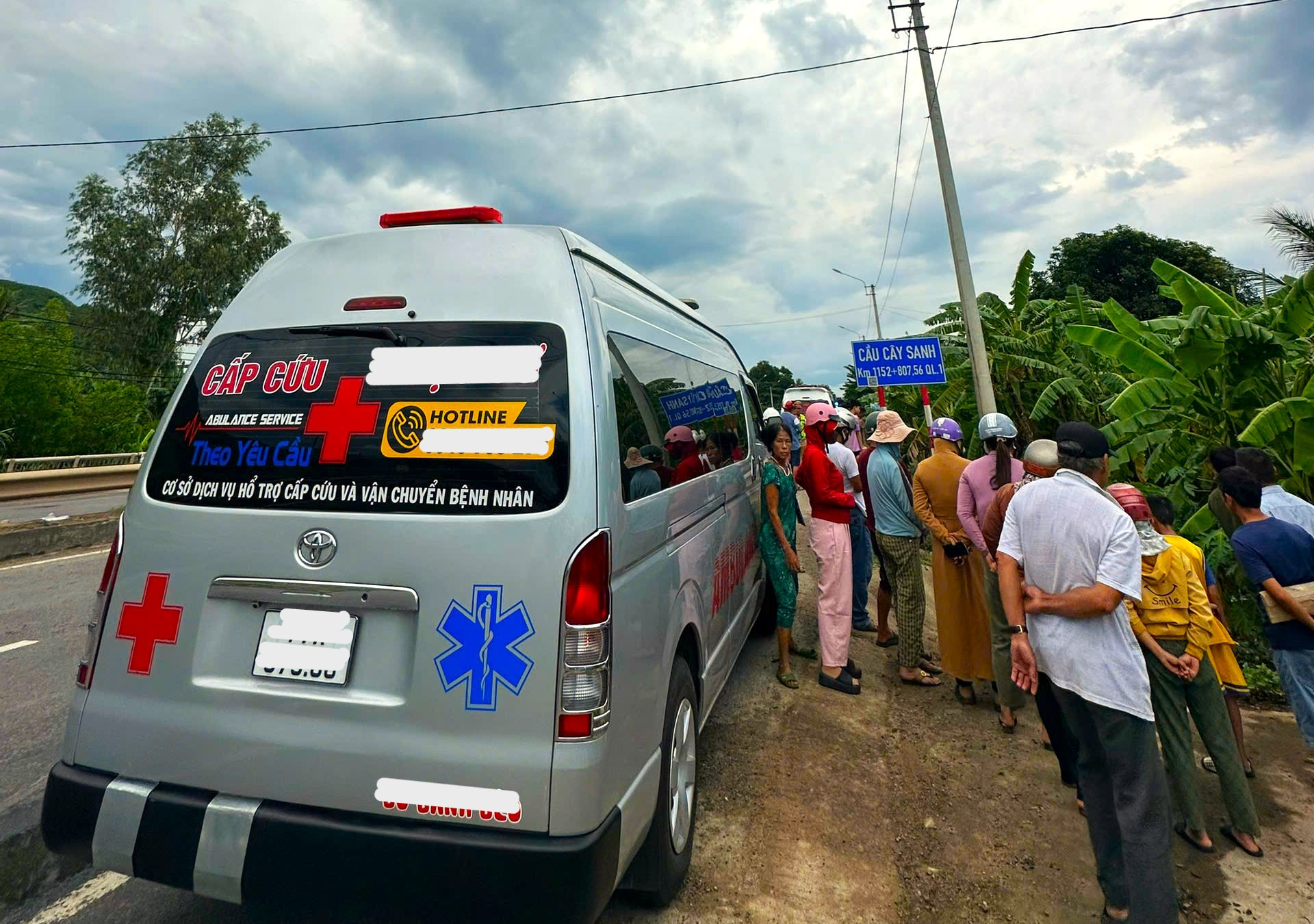 Chở con đi thi tốt nghiệp THPT, cha tông vào trụ điện tử vong