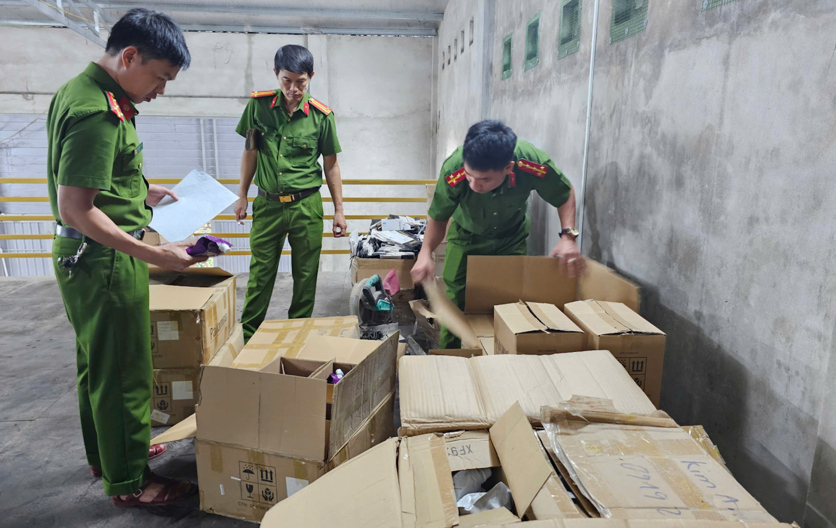 Phát hiện, thu giữ 2,5 tấn mỹ phẩm không rõ nguồn gốc ở Quảng Trị