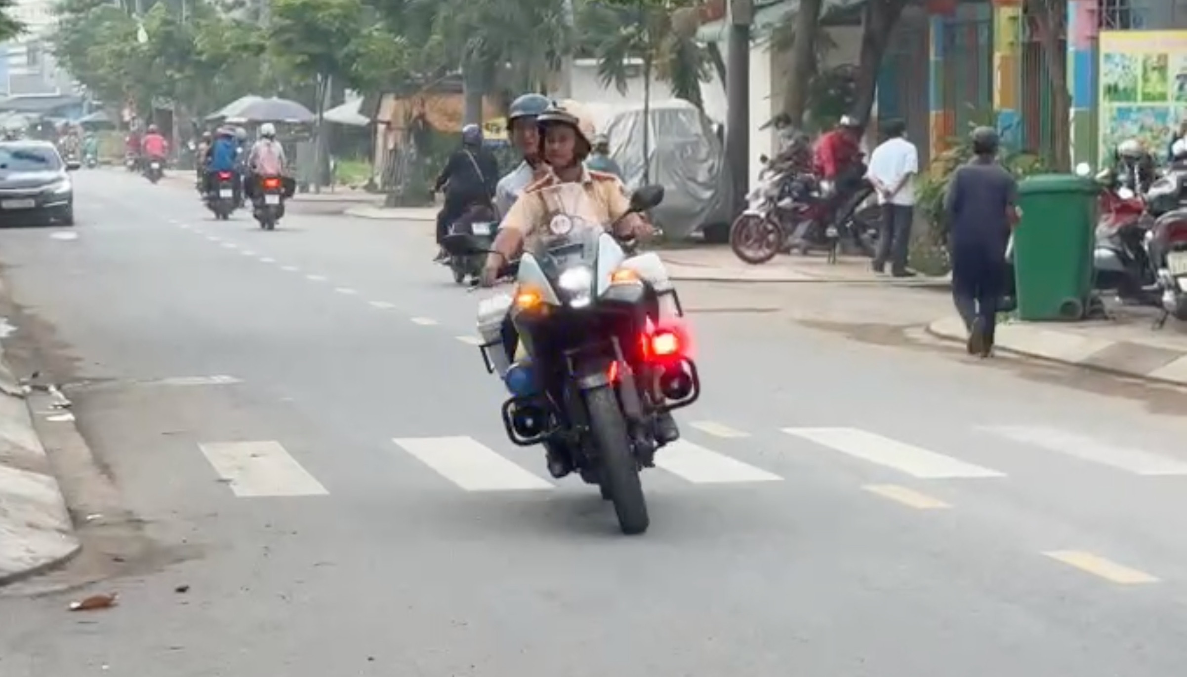 Quên CCCD, thí sinh được CSGT TP.HCM hỗ trợ về nhà lấy kịp thời