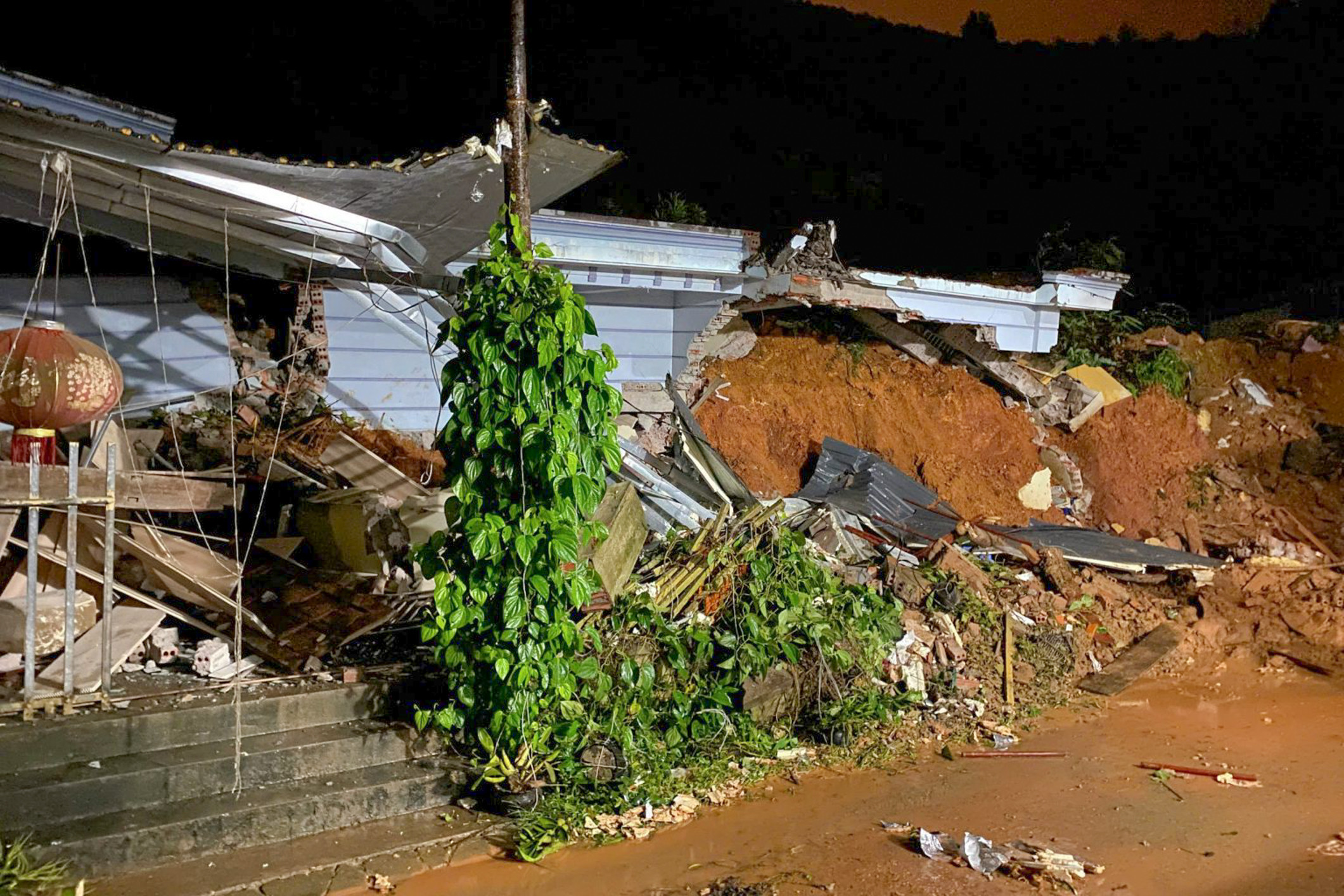 Mưa lớn gây sập nhà dân ở Yên Bái, một người thiệt mạng