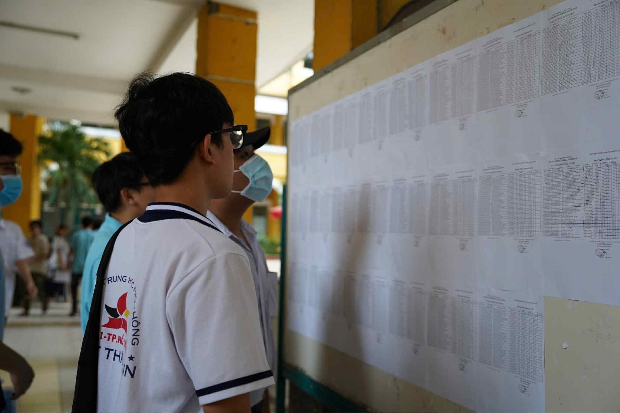 Đang thi môn Văn, thí sinh ở TP.HCM phải đi cấp cứu