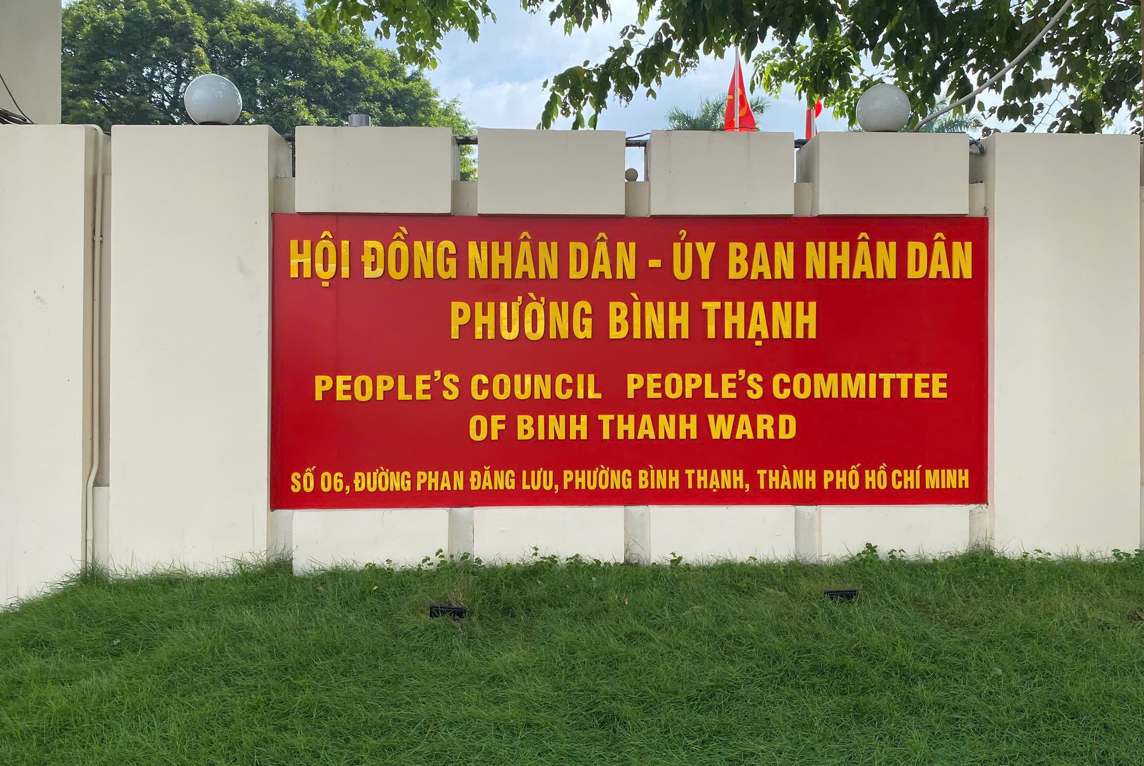 Loạt trụ sở phường ở TP.HCM gắn bảng tên mới