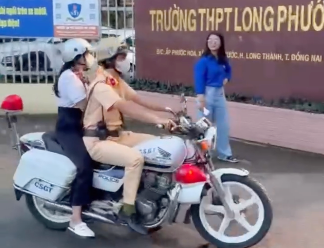Cầm nhầm thẻ dự thi của bạn, nữ sinh được CSGT Đồng Nai hỗ trợ kịp giờ thi
