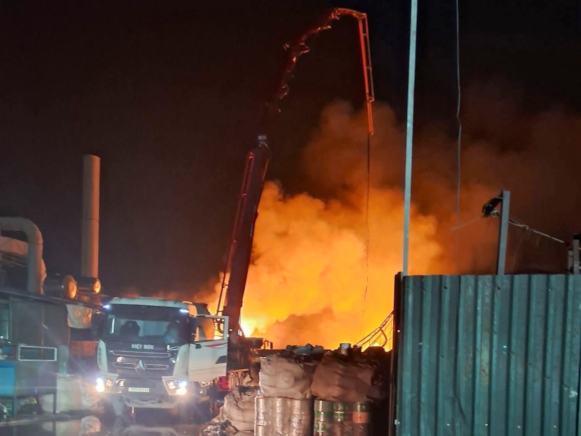 Cháy xưởng tái chế kim loại, 4 người chết ở Hưng Yên: Huy động máy cẩu, máy xúc dập lửa