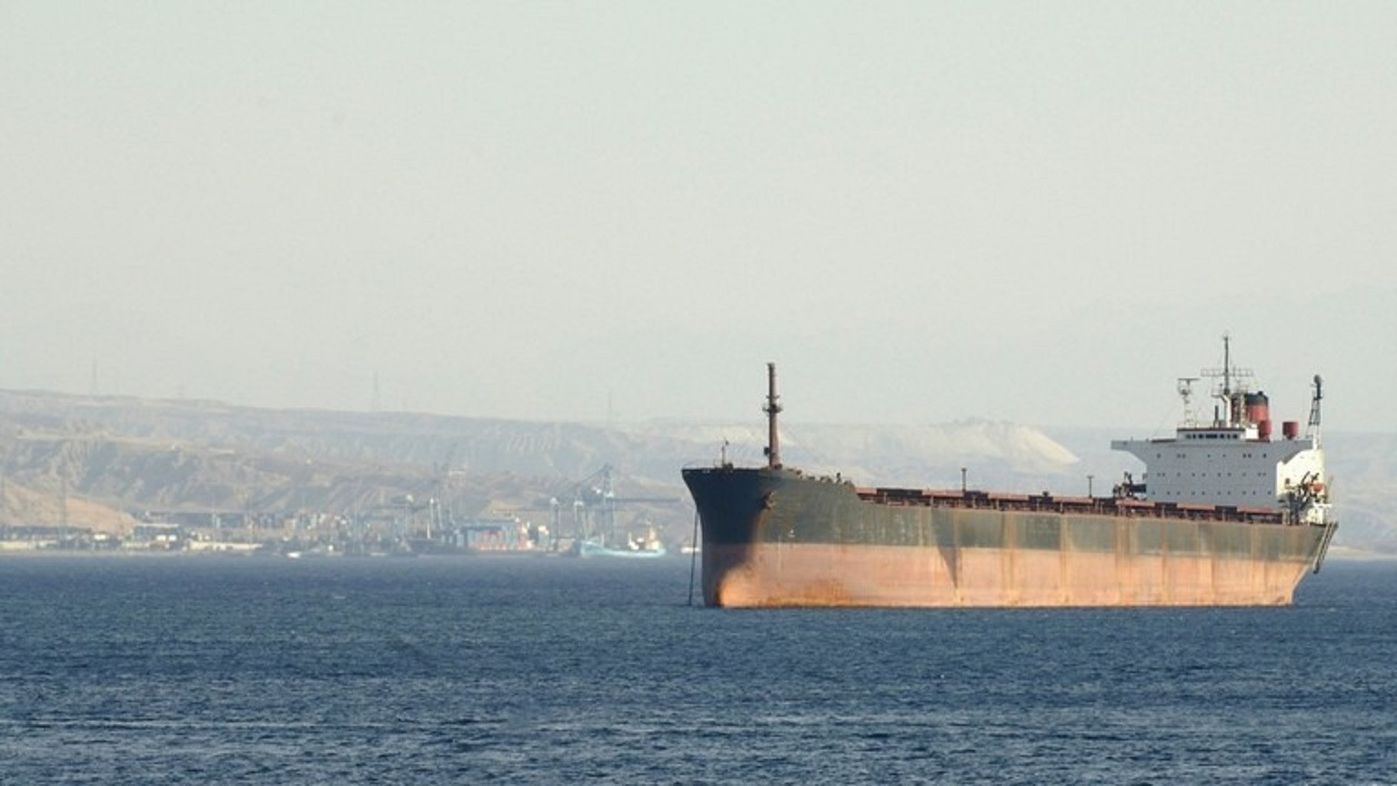 Tàu ở biển Đỏ phát tín hiệu giả danh Nga, Trung Quốc để tránh bị tấn công