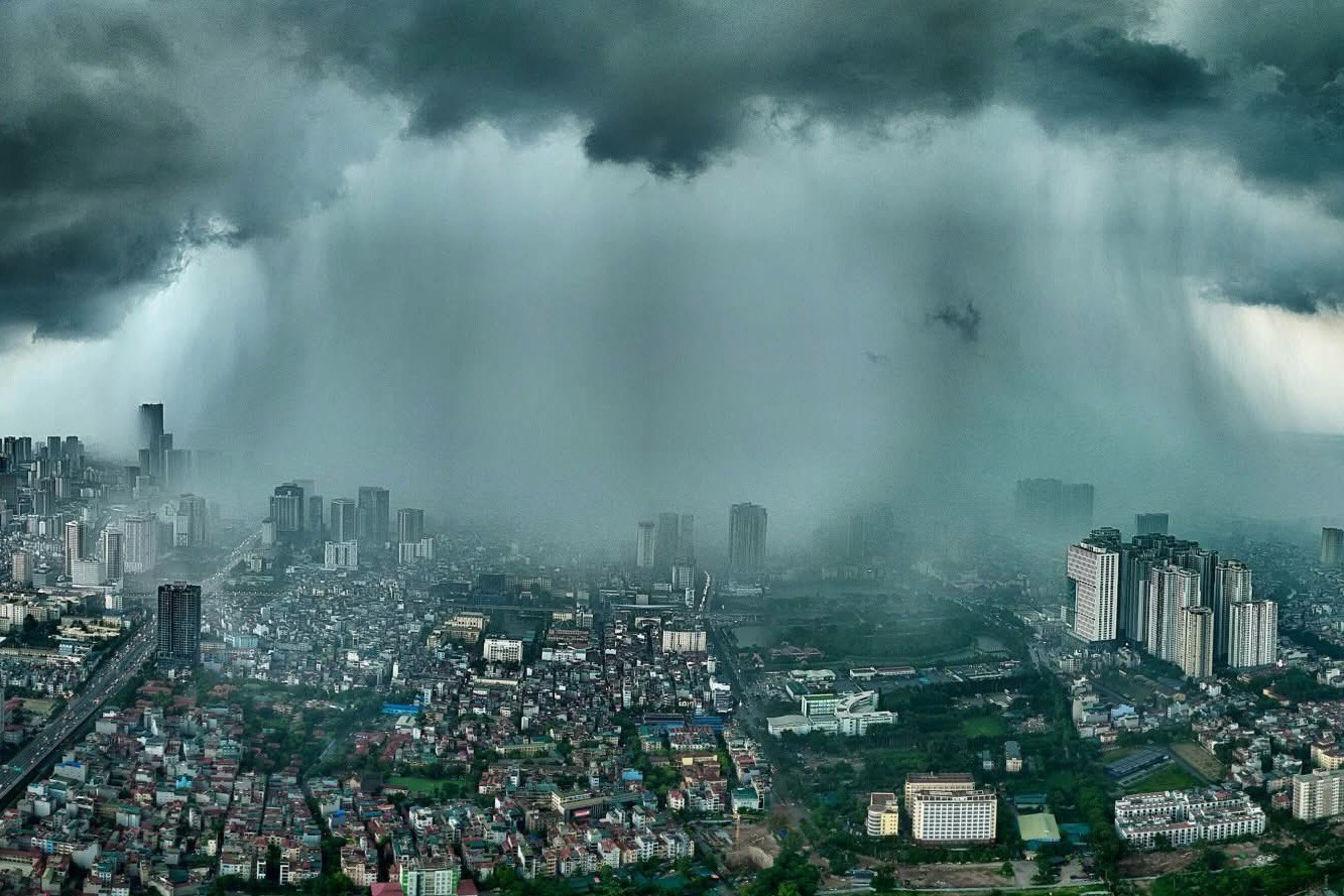 Mưa lớn xối xả đúng giờ tan tầm, người Hà Nội vật vã mãi không về đến nhà