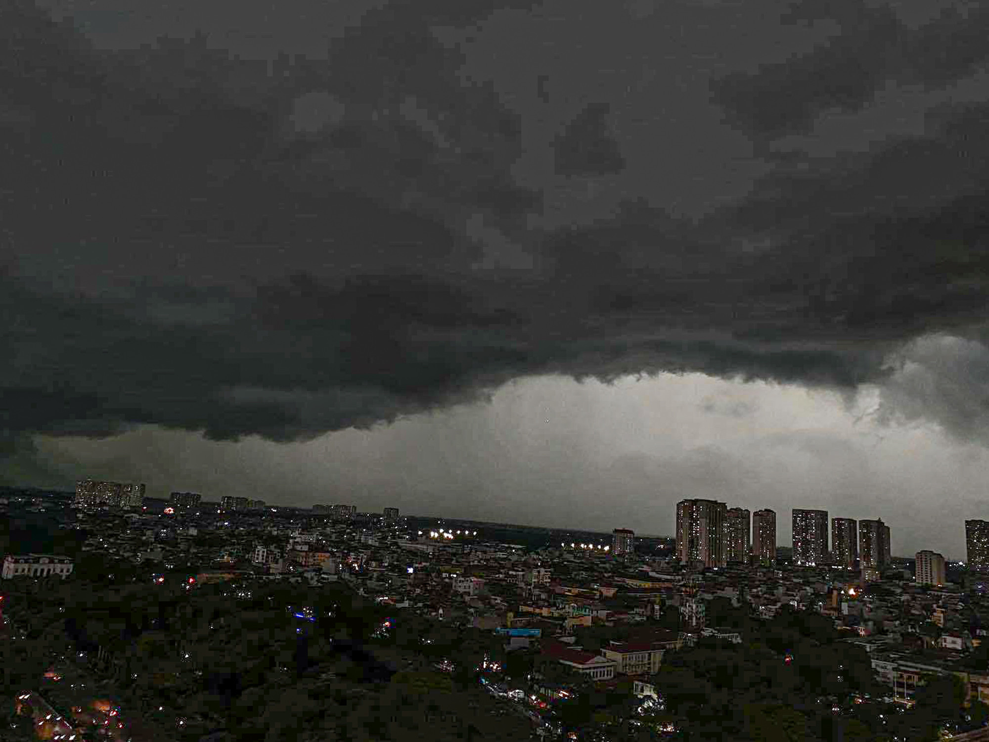 Hà Nội mưa sầm sập, bầu trời tối đen giữa ban ngày