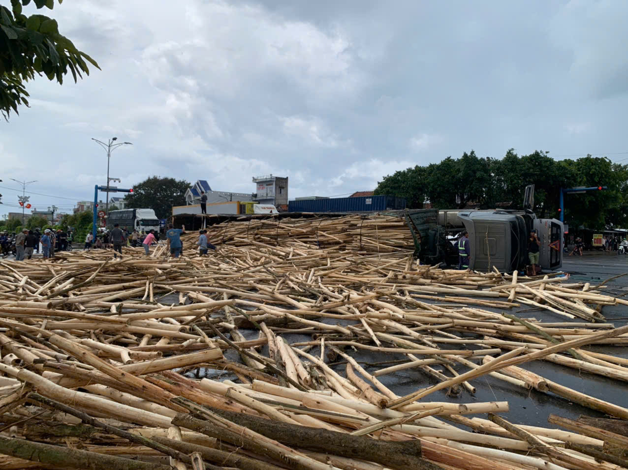 Xe đầu kéo lật trên QL1 ở Đắk Lắk, 3 người thương vong