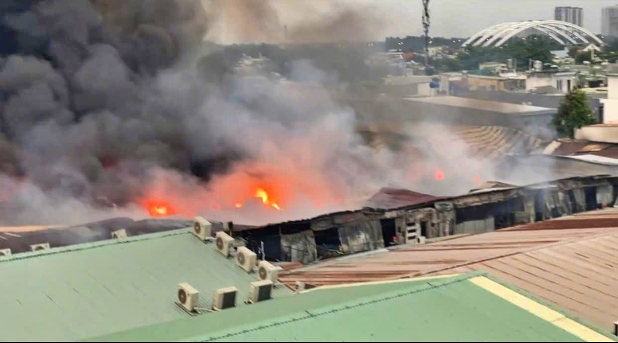 Xưởng gỗ bốc cháy ngùn ngụt trong khu dân cư ở TP.HCM