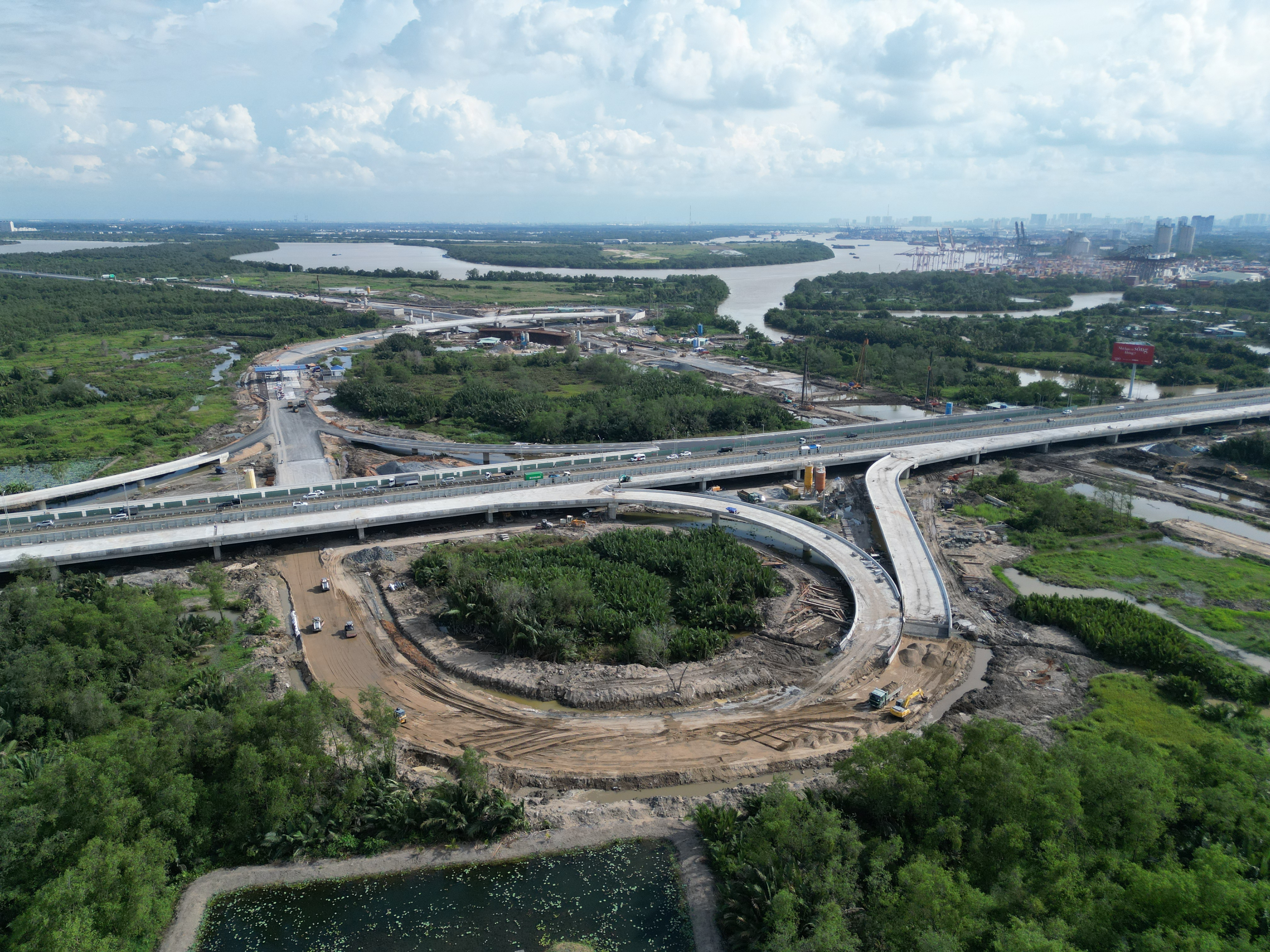 Vì sao cầu lớn nhất Vành đai 3 TP.HCM chưa đưa vào khai thác?