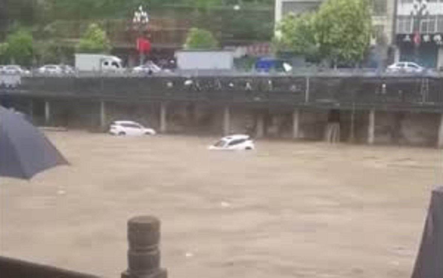 Khoảnh khắc ô tô bị lũ cuốn ở Trung Quốc 