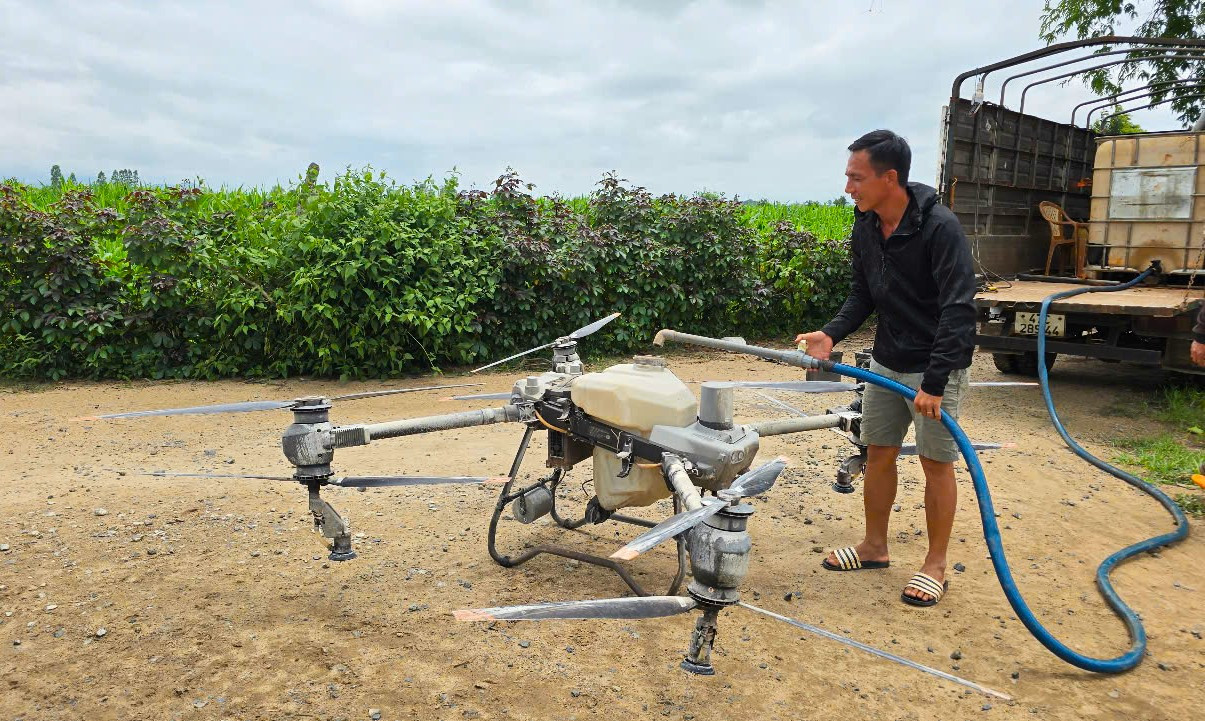 Chủ tịch Gia Lai tặng bằng khen anh nông dân lái drone cứu 2 em nhỏ