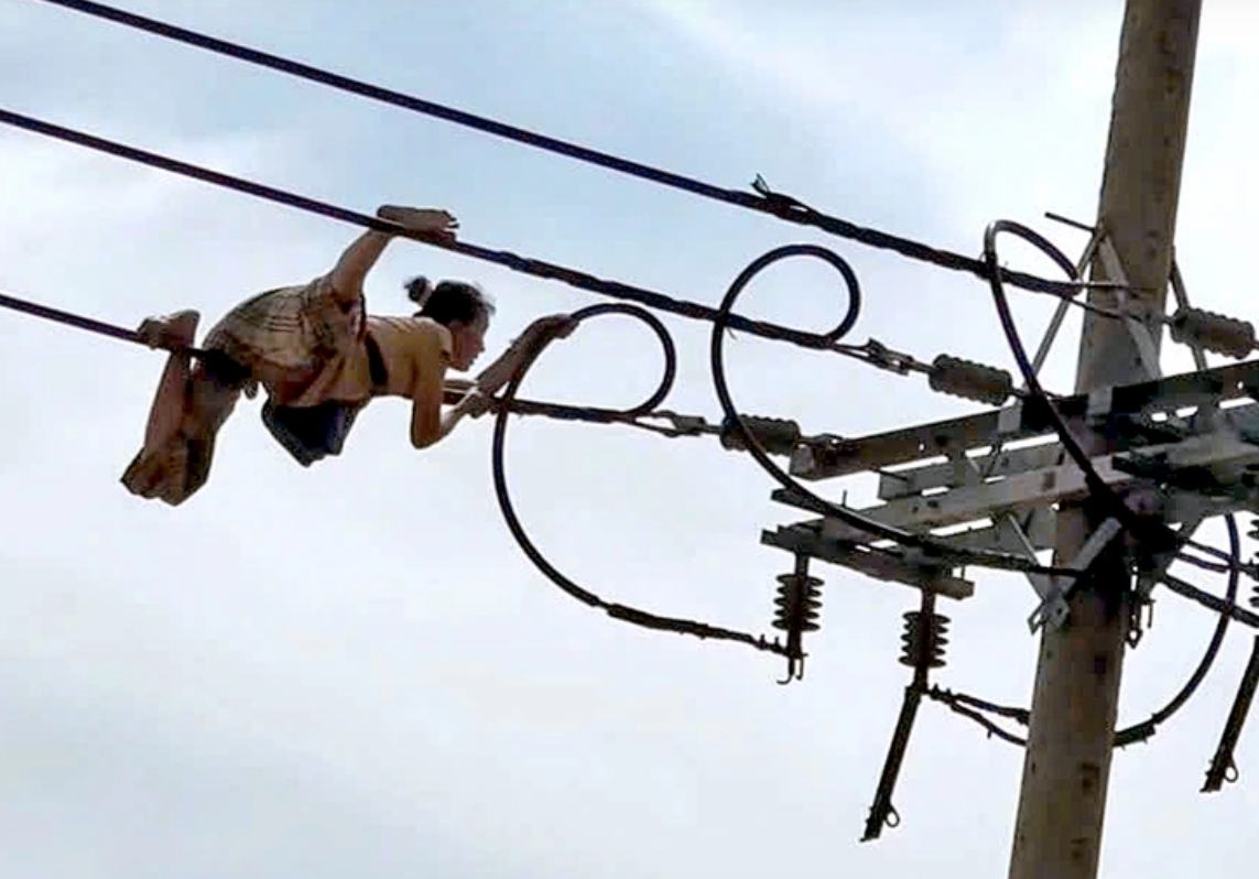 Đi thăng bằng trên dây điện, người phụ nữ ở TP.HCM rơi xuống đất tử vong