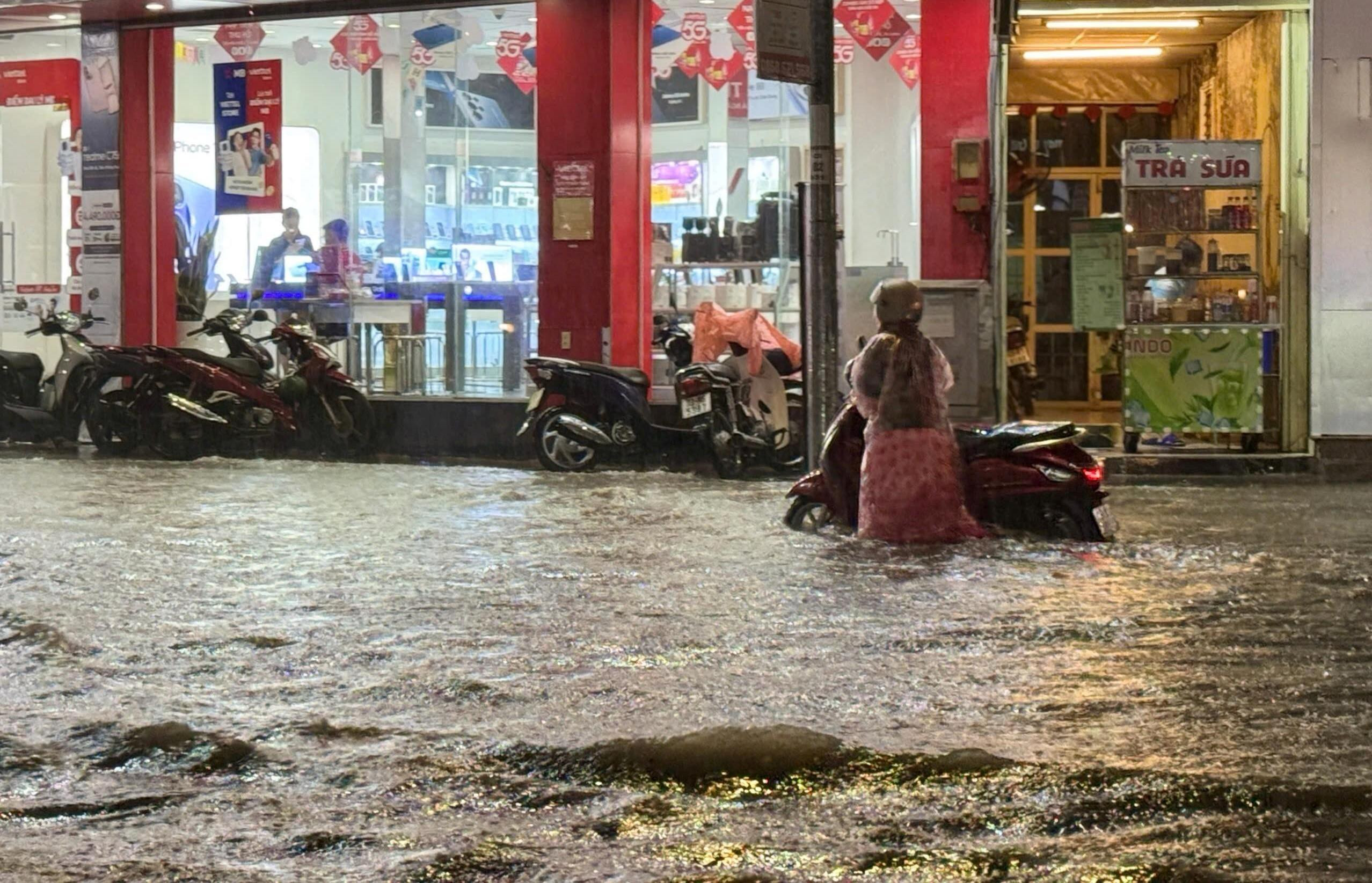 Mưa như trút, nhiều tuyến phố ở Đà Nẵng biến thành sông