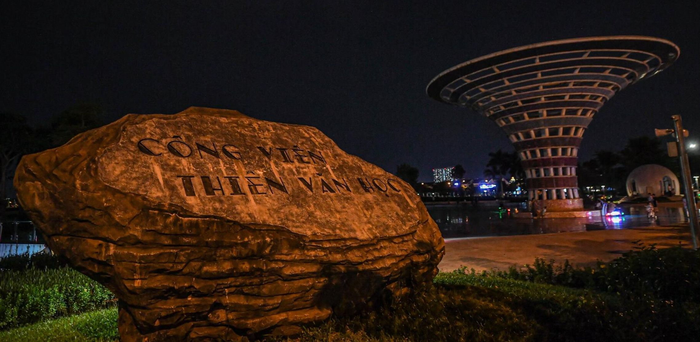 Công viên 260 tỷ đồng tối om ở Hà Nội, dân phải dùng đèn pin đi bộ mỗi tối