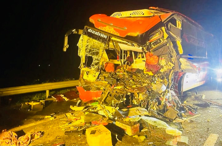 Bắt giam tài xế dừng xe ngủ trên cao tốc gây tai nạn 2 người chết