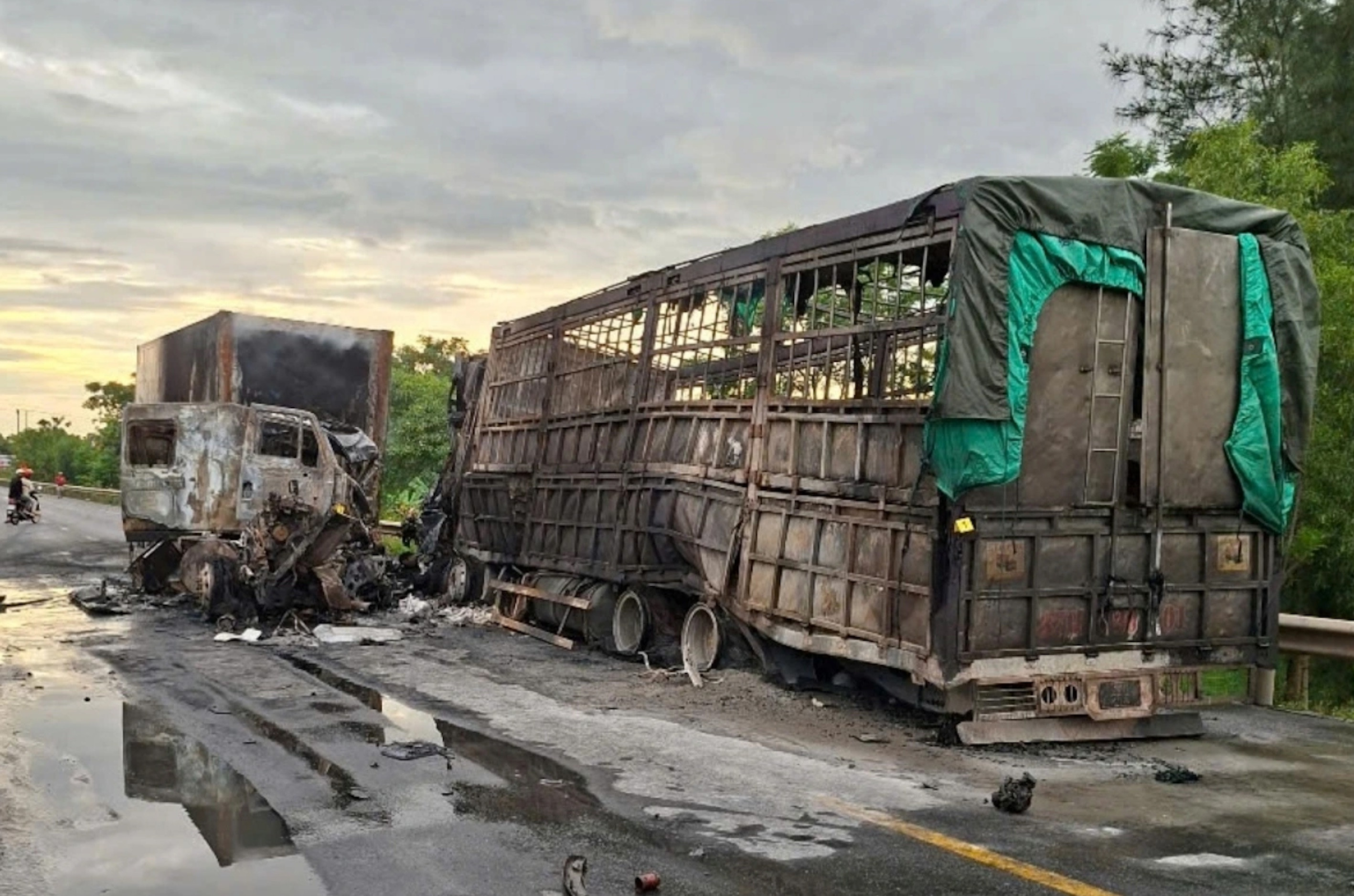 Ô tô tông nhau rồi bốc cháy, 2 tài xế thương vong