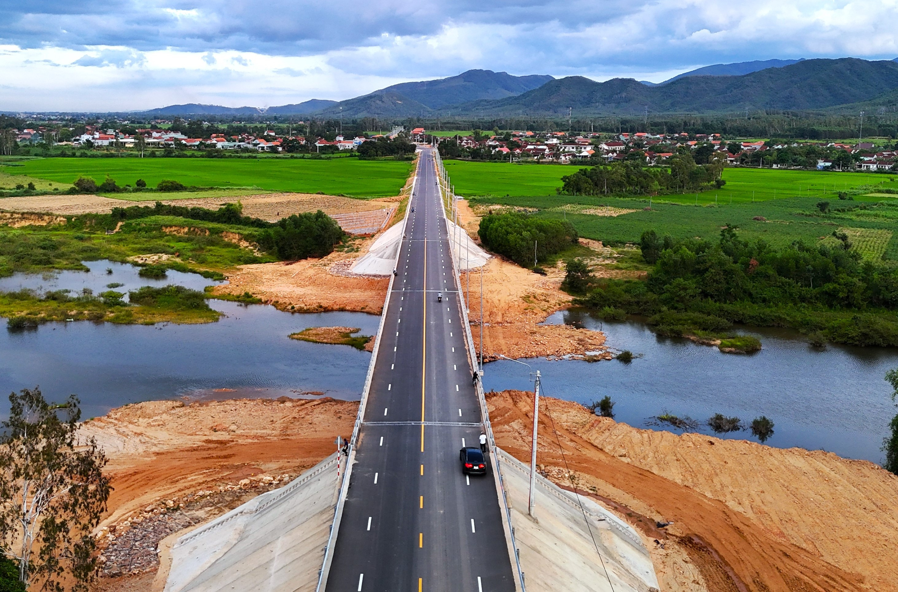 Cận cảnh cung đường băng núi tại Gia Lai trước ngày khánh thành