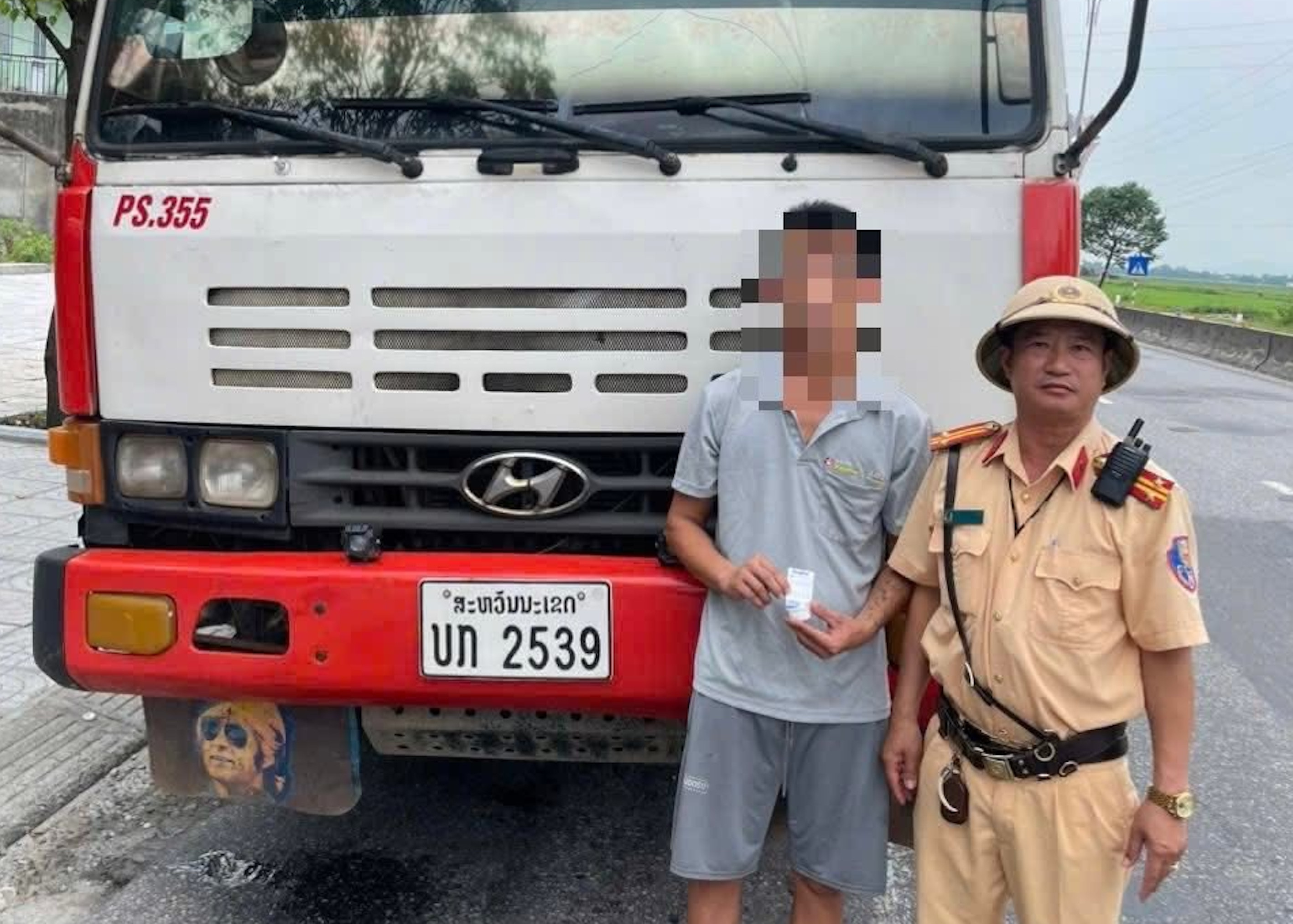 Phát hiện tài xế ô tô đầu kéo biển số Lào dương tính ma tuý