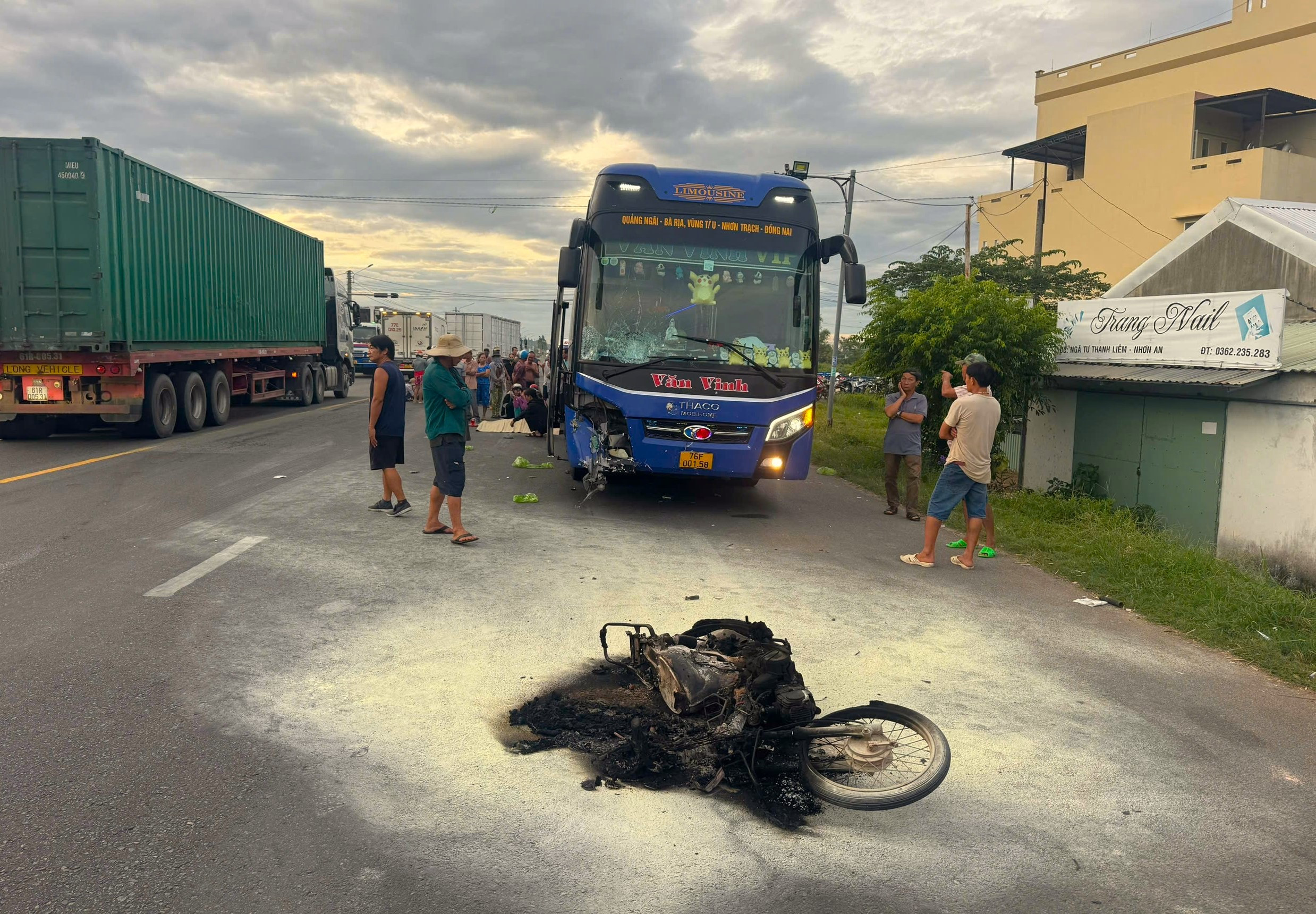 Xe máy cháy rụi sau va chạm ô tô khách, 2 người tử vong tại chỗ