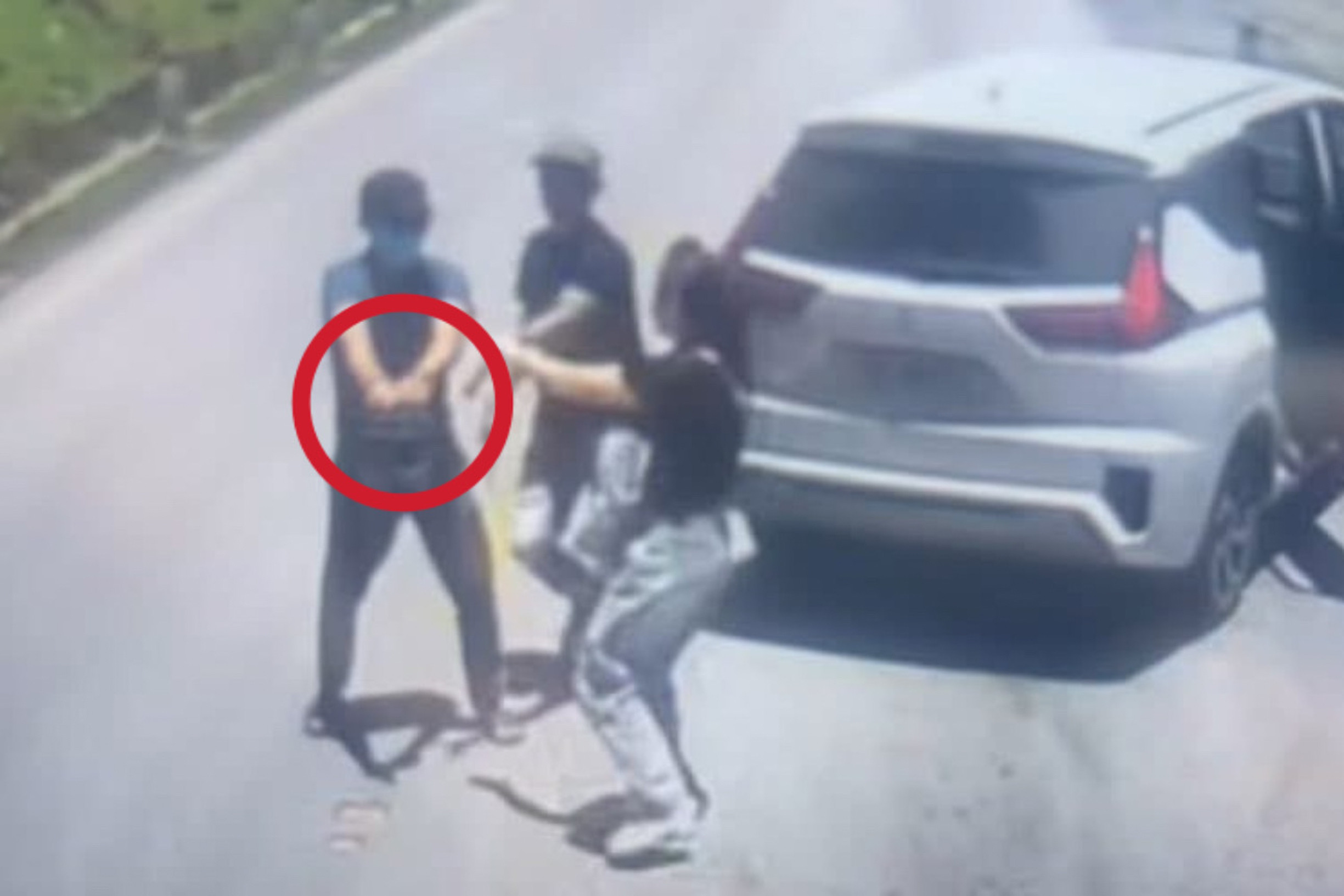 Tạm giữ hình sự 2 kẻ rút súng, chặn xe đe dọa tài xế trên đèo Đá Trắng