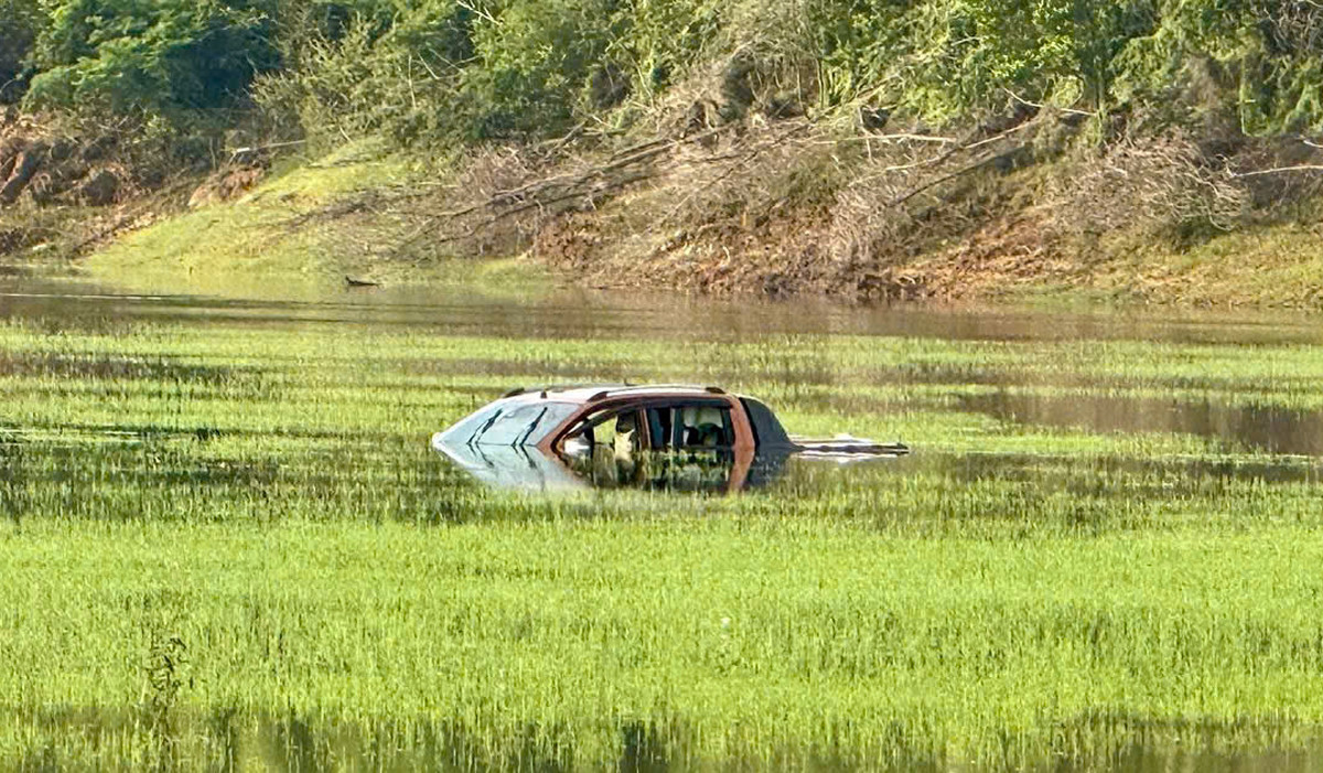 Ô tô bán tải bị chìm dưới lòng hồ, cặp vợ chồng tử vong 