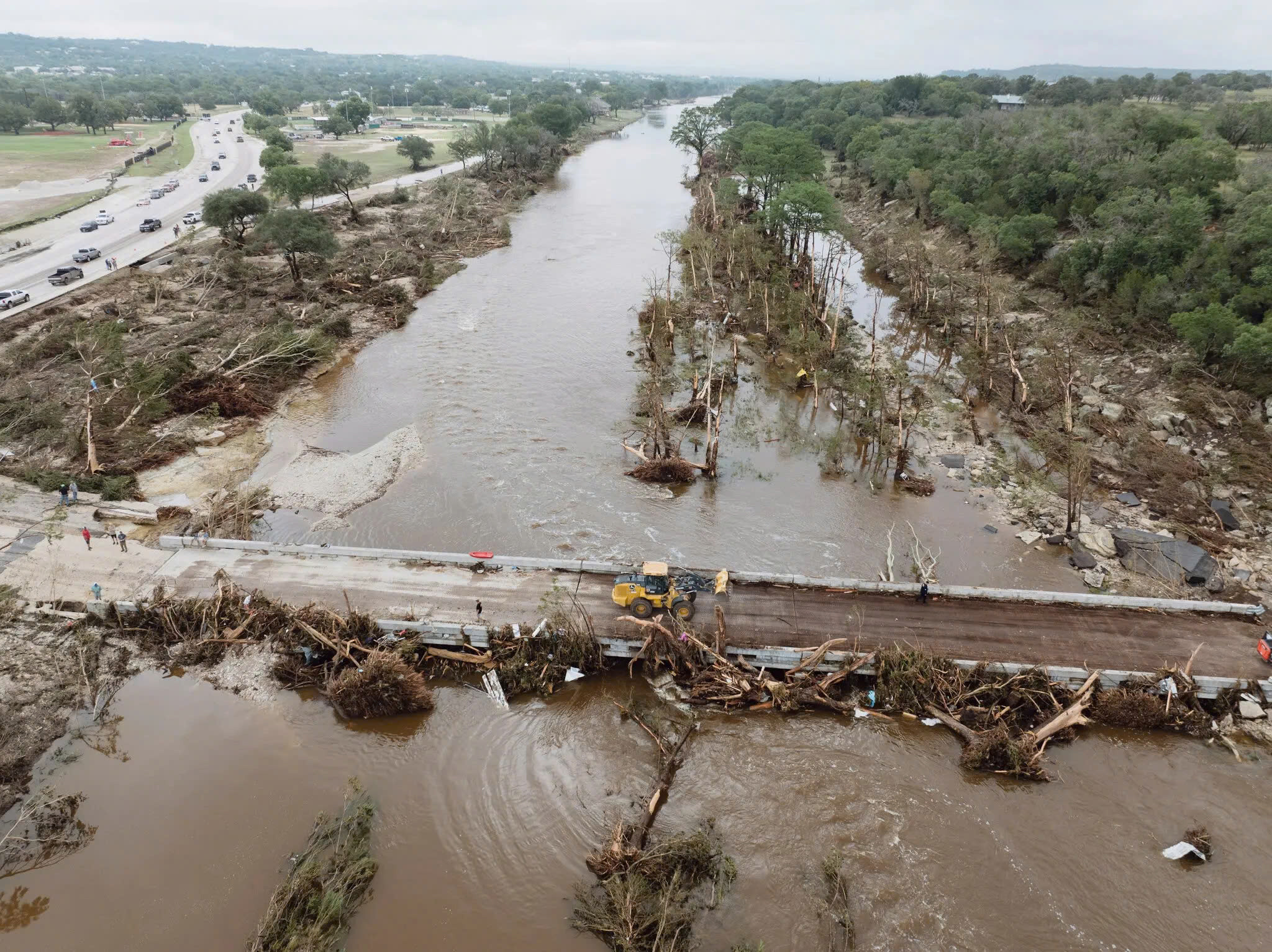 Khoảnh khắc đội cứu hộ ở Texas vượt dòng nước xiết cứu người phụ nữ bị lũ cuốn