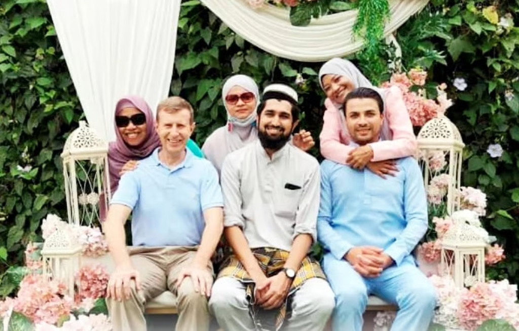 3 chị em lấy chồng Tây đến từ 3 nước, cả gia đình 'nói chuyện' bằng chỉ trỏ