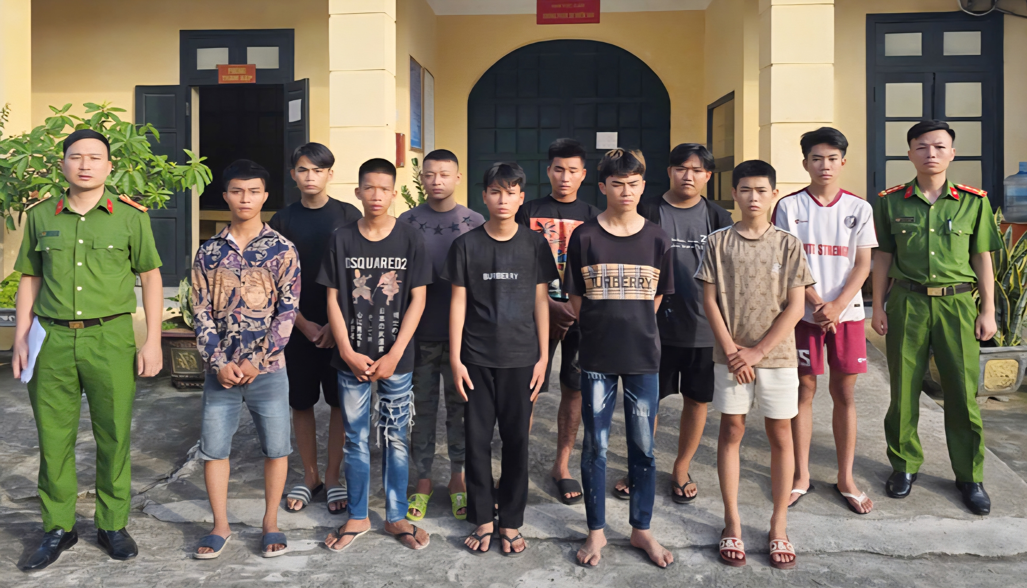 Bắt 10 kẻ côn đồ chém nhau, gây náo loạn đường phố Thanh Hóa