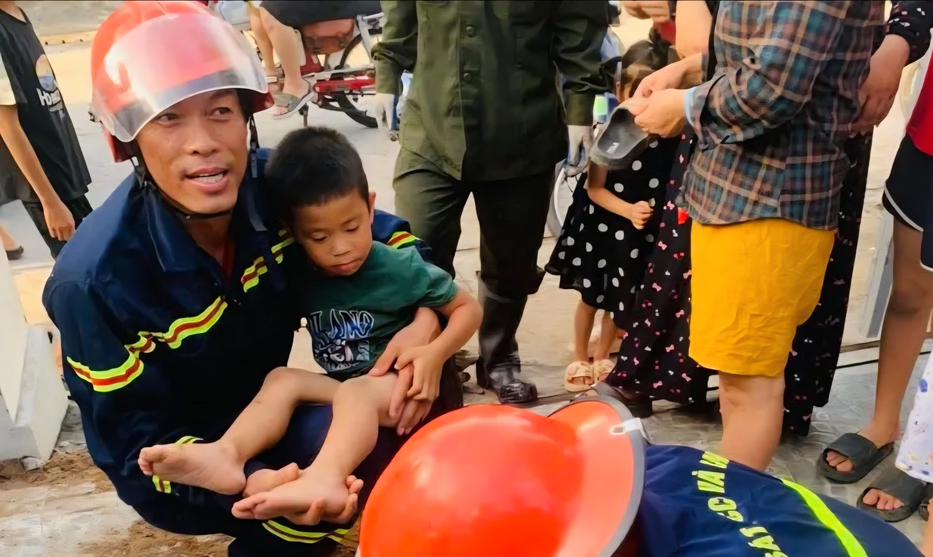 Gần 2 giờ nghẹt thở cứu bé trai 5 tuổi bị kẹt chân vào ống thoát nước