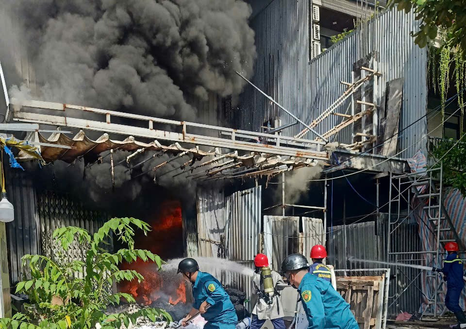 Khói lửa bao trùm kho nệm ở Đà Nẵng