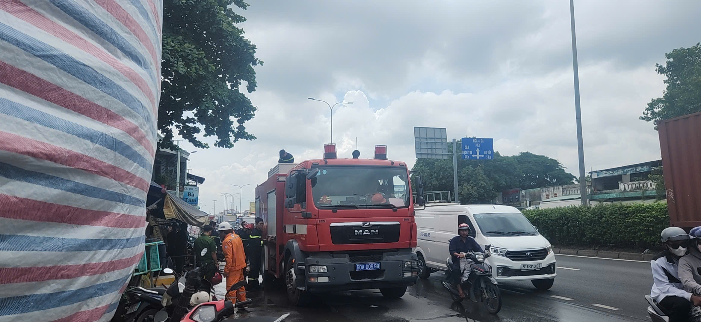 Cháy nhà trọ ở TP.HCM, 5 phòng bị thiêu rụi 