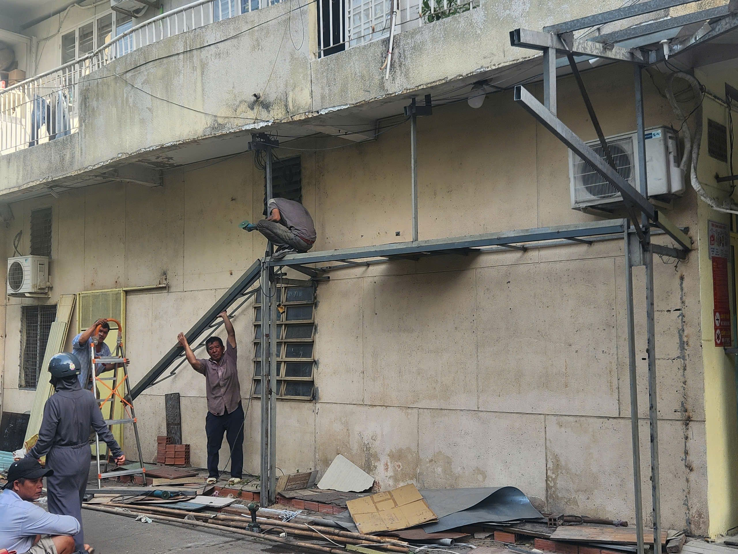 Người dân tháo dỡ 'chuồng cọp' sau vụ cháy làm 8 người tử vong