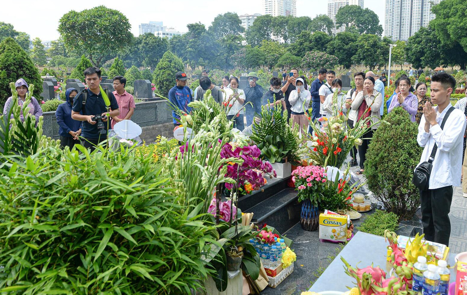 Xúc động dòng người viếng mộ cố Tổng Bí thư Nguyễn Phú Trọng