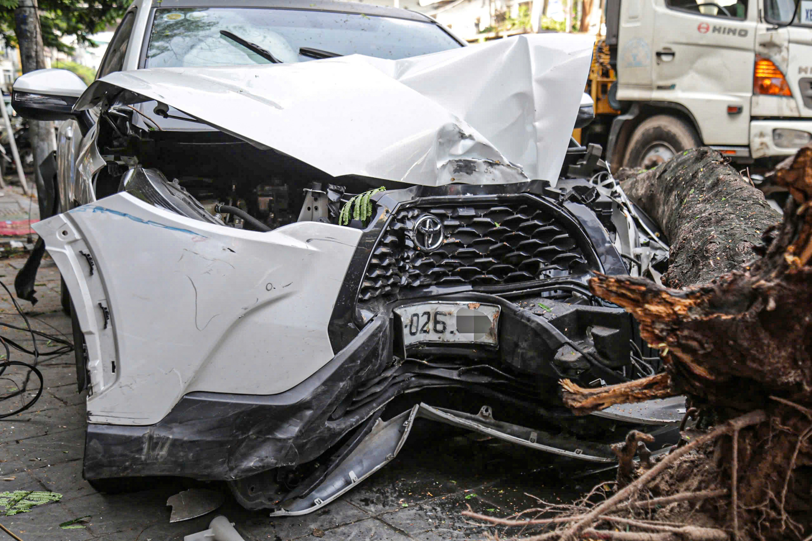 Tai nạn liên hoàn ở Hà Nội: Ô tô lao như tên bắn, nạn nhân bị đâm văng 3m