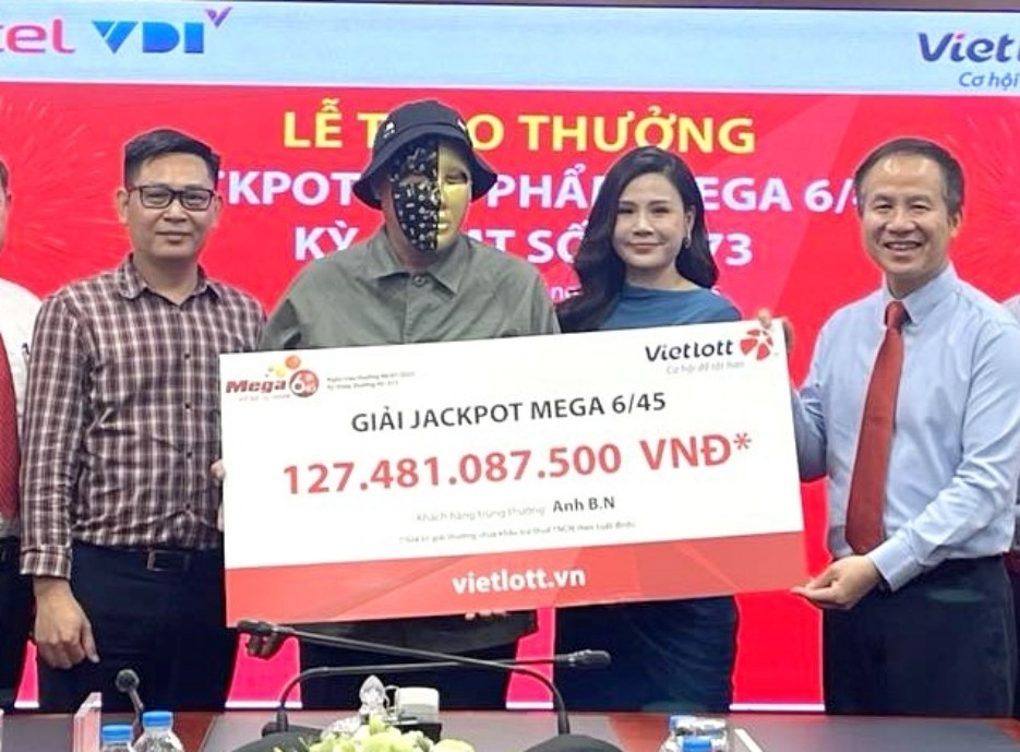 Người đàn ông ở TP.HCM trúng độc đắc hơn 127 tỷ nhờ con số trên voucher