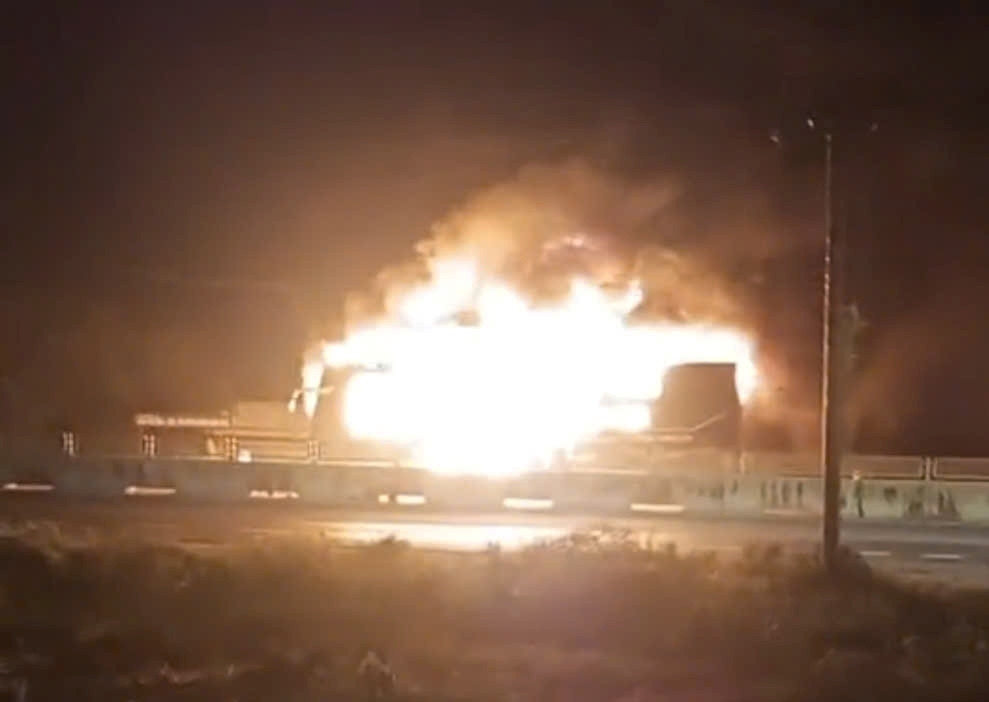 Xe khách bốc cháy ngùn ngụt trên quốc lộ 1