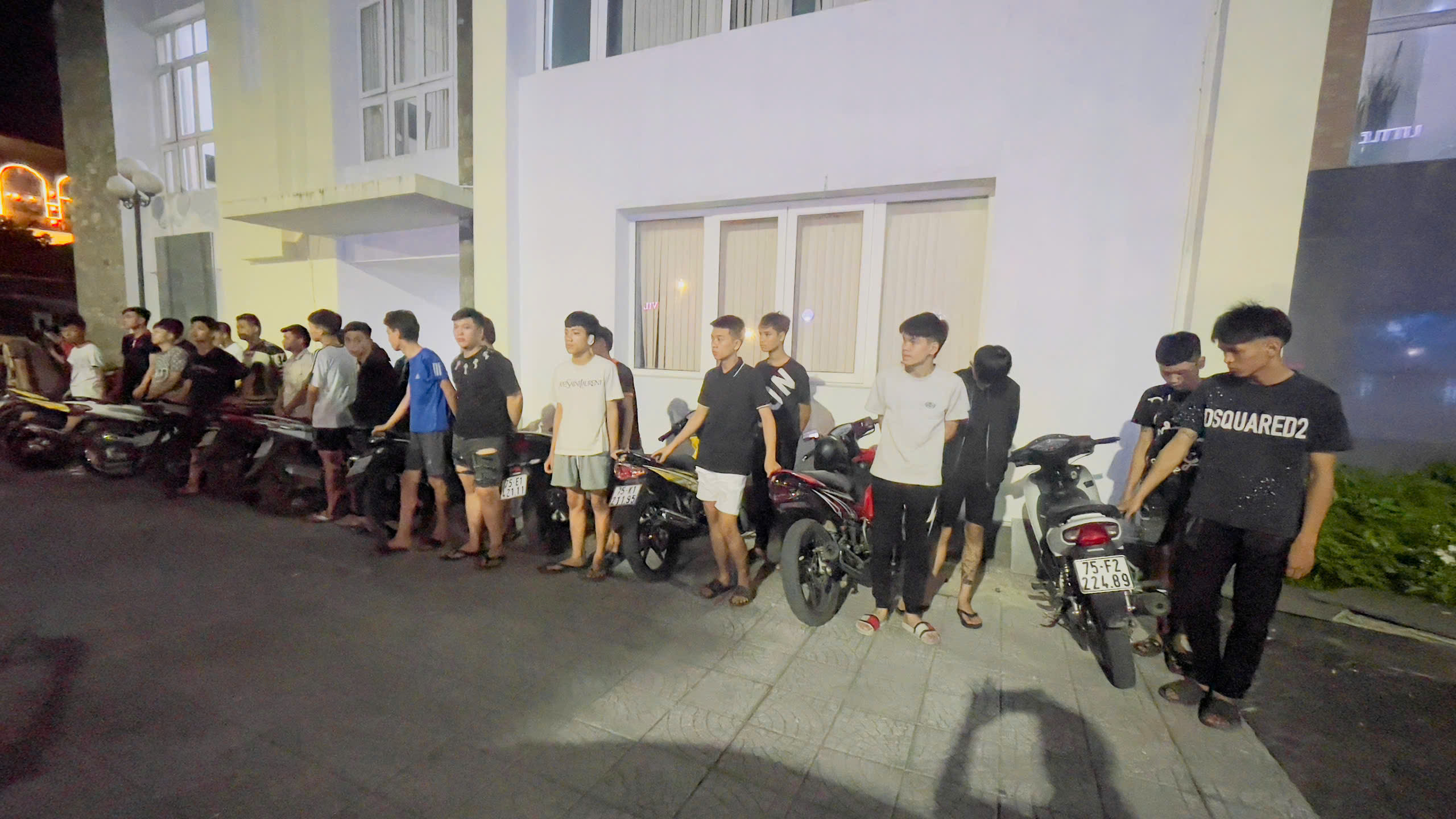 37 thanh niên mang theo hung khí tụ tập 'hỗn chiến' ở Huế