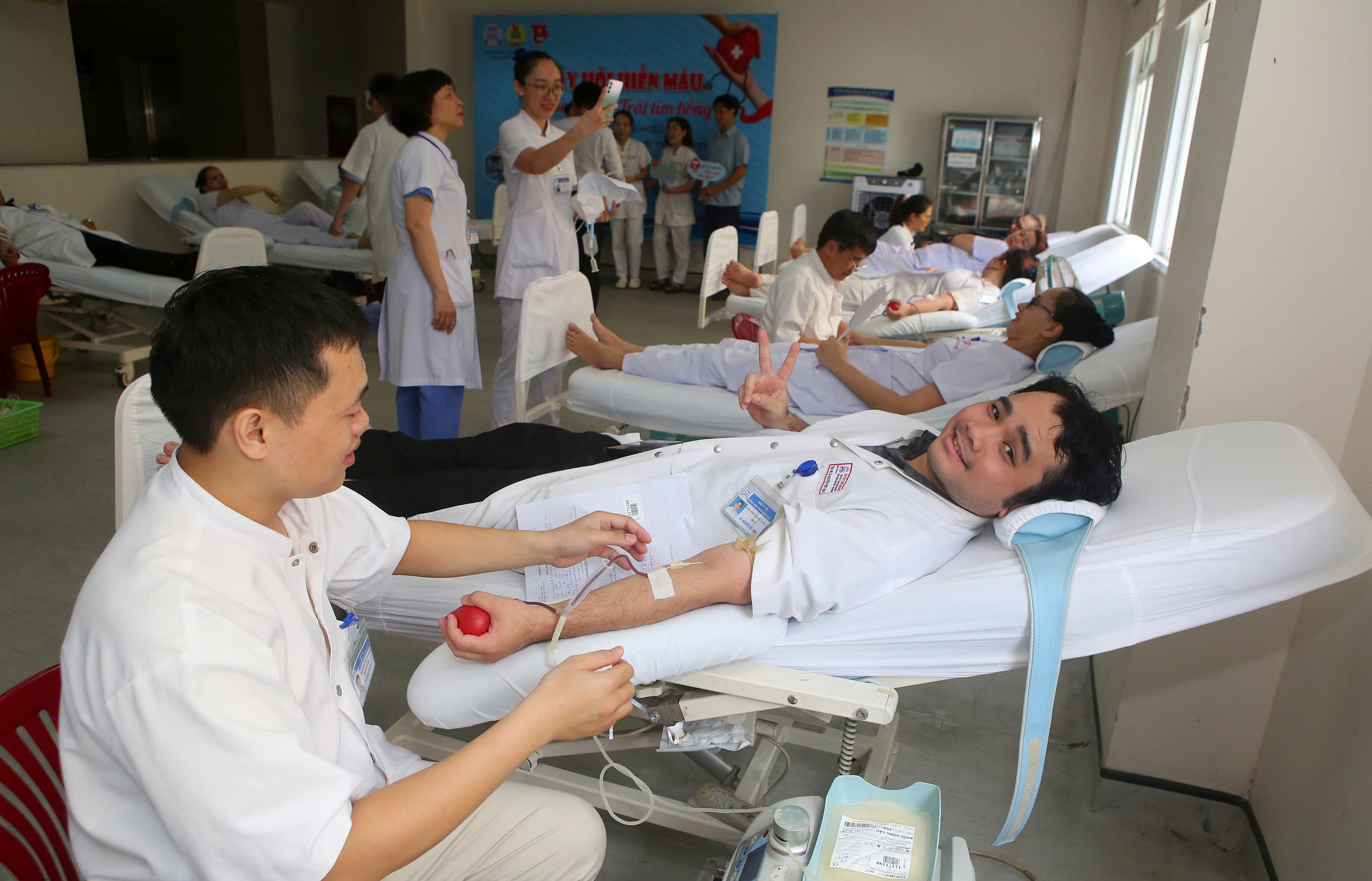 Hơn 350 y bác sỹ ở Huế xếp hàng hiến máu cứu người