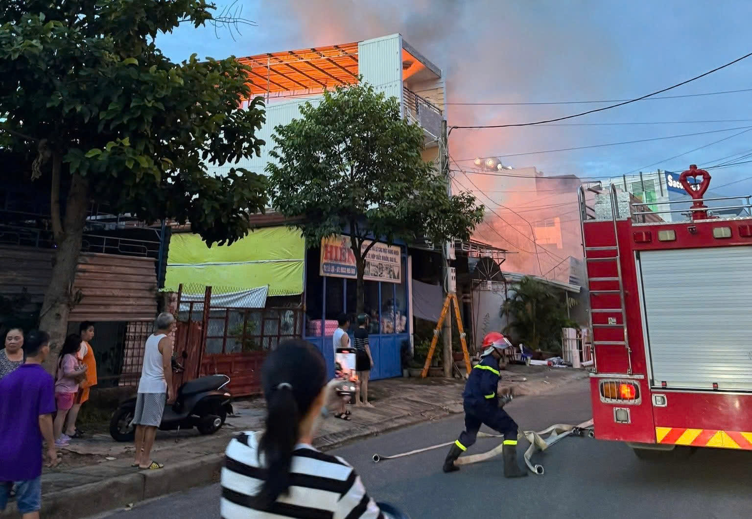 Cửa hàng sơn ở Quảng Ngãi bốc cháy ngùn ngụt kèm tiếng nổ, lửa lan sang nhà dân
