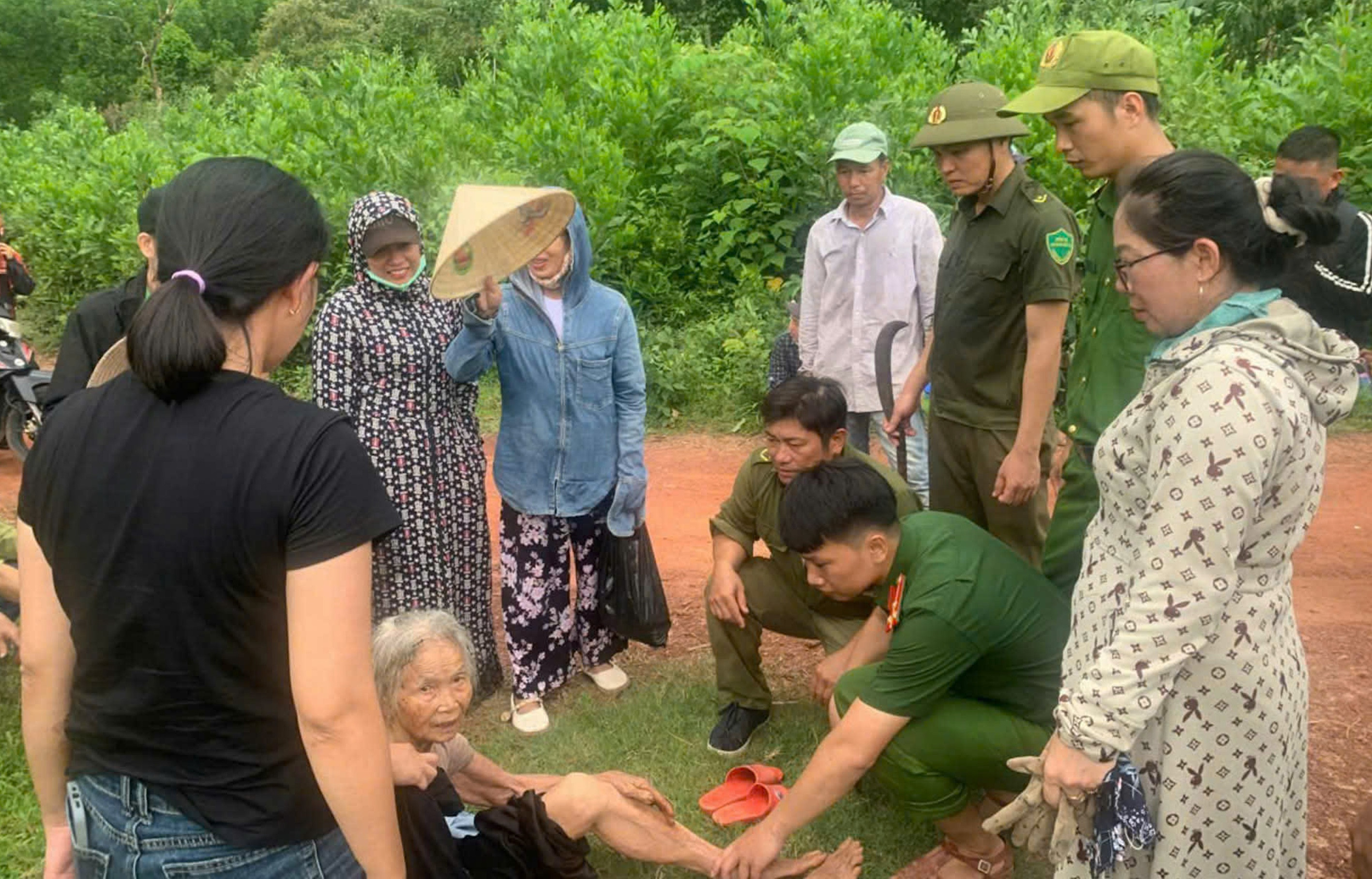 Tìm thấy cụ bà 86 tuổi ở Đà Nẵng bị đãng trí sau 17h đi lạc trong rừng sâu