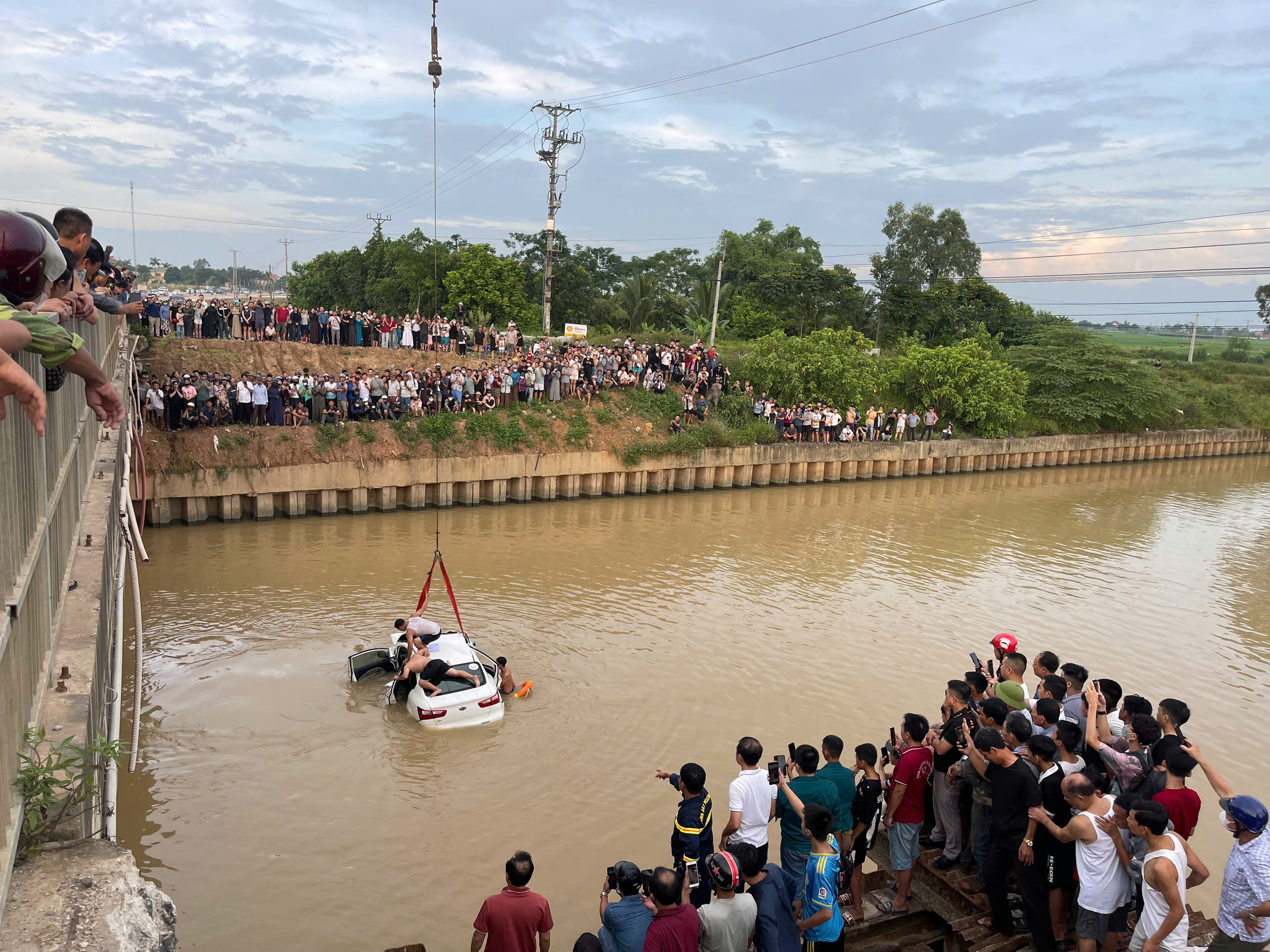 Ô tô tông 2 xe máy rồi lao xuống sông ở Nghệ An: 2 nạn nhân tử vong